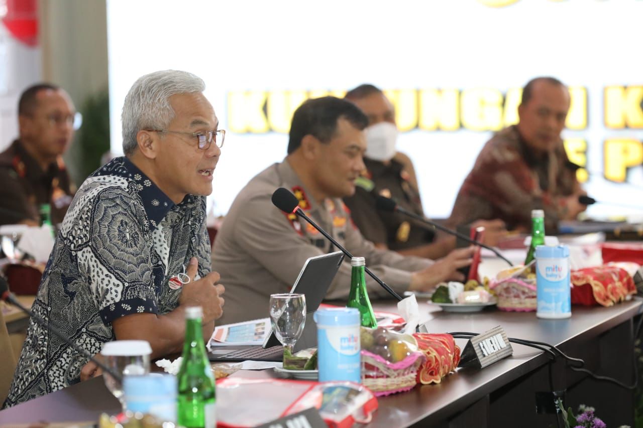Gubernur Jateng Ganjar Pranowo saat Rapat Koordinasi bersama Kapolda Jateng Irjen Pol Ahmad Luthfi dan Pangdam IV Diponegoro terkait desa Wa