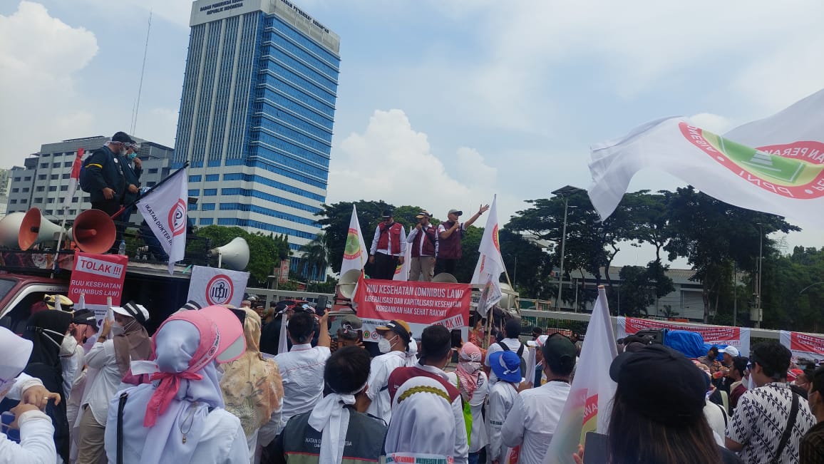 Dokter, perawat dan bidan memprotes RUU Omnibus Law Kesehatan di depan gedung DPR, Jakarta, Senin (28/11).