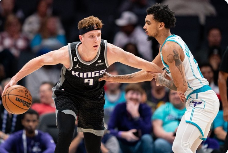 Pebasket Sacramento Kings Kevin Huerter membawa bola dalam laga NBA melawan Charlotte Hornets.