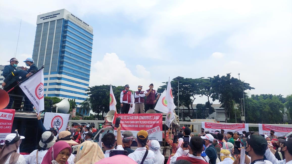 Dokter protes RUU Omnibus Law Kesehatan di depan gedung DPR, Jakarta, Senin (28/11)