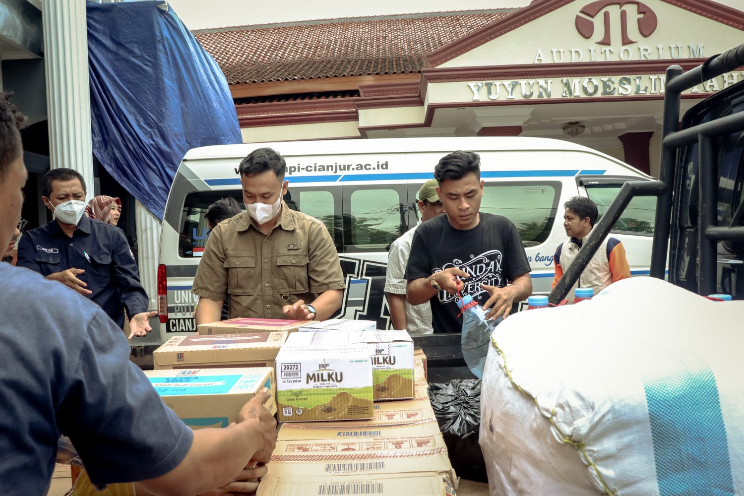 Tim dari Universitas Pasundan menyiapkan bantuan logistik yang dikirim ke Cianjur, Jawa Barat