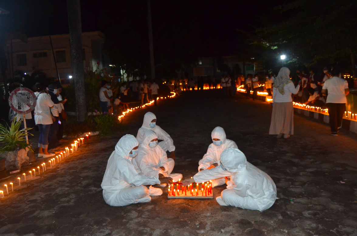 Ratusan tenaga kesehatan RSUD Dr Hendrikus Fernandez Larantuka membakar 1.000 lilin dengan wajah penuh sedih.