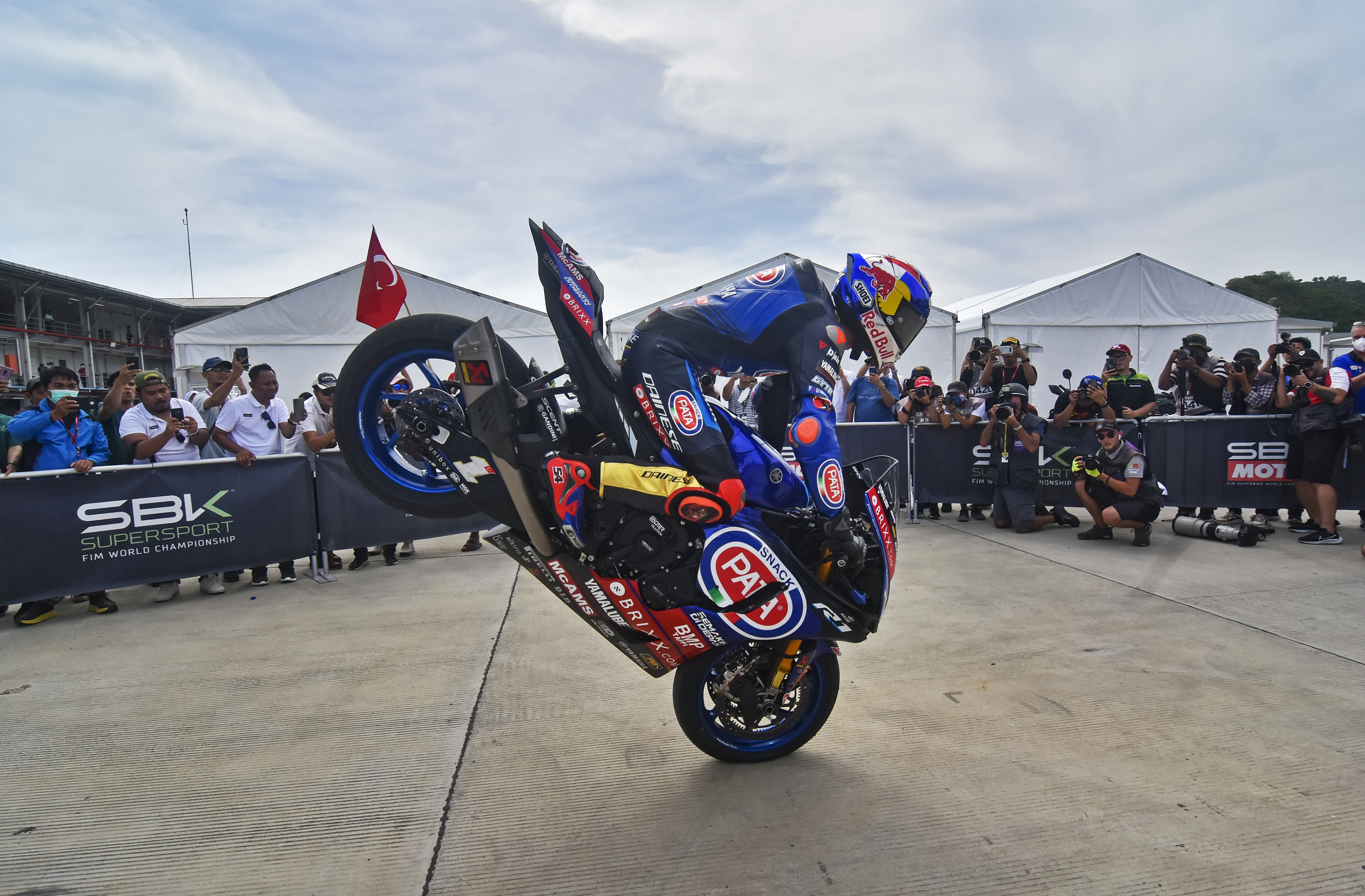 Pembalap tim Pata Yamaha With BRIXX Toprak Razgatlioglu melakukan selebrasi.