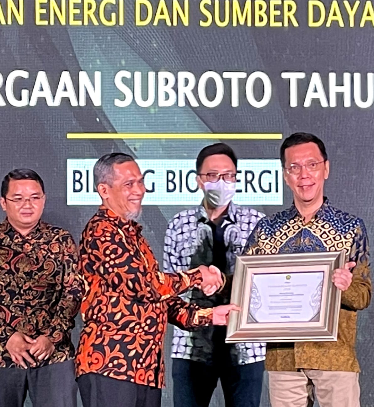 Penghargaan Subroto Award diserahkan Direktur Bioenergi Kementerian ESDM Edi Wibowo.
