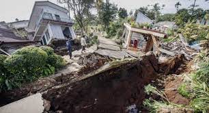 Warga melintas di dekat reruntuhan bangunan akibat gempa di Kabupaten Cianjur, Jawa Barat, Rabu (23/11)  