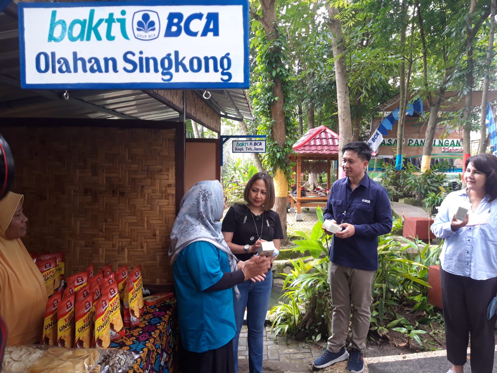Executive Vice President Corporate Communication & Social Responsibility BCA Hera F Haryn berbincang dengan pelaku UMKM di Desa Bilibante.