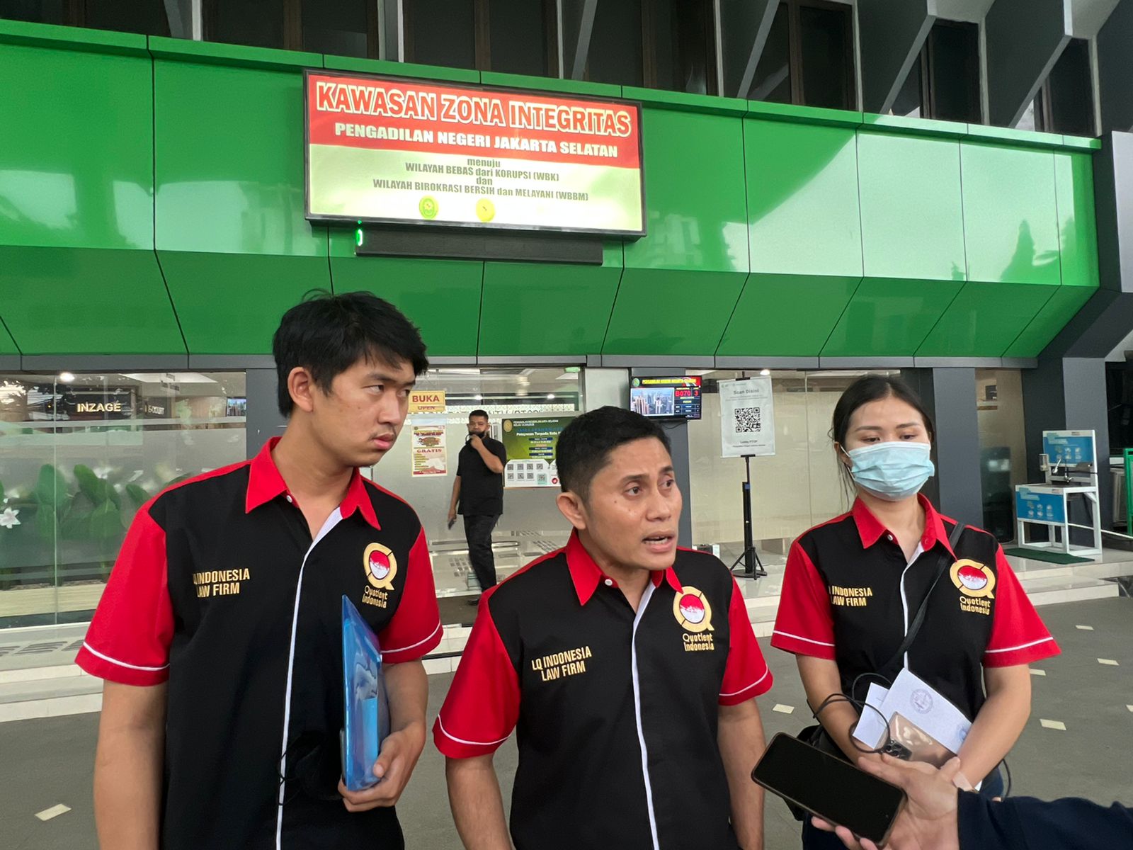 Kuasa hukum Alvin Lim, La Ode Surya Alirman seusai mendatangi PN Jaksel menanyakan berkas perkara yang hampir sebulan belum dikirim ke MA,  