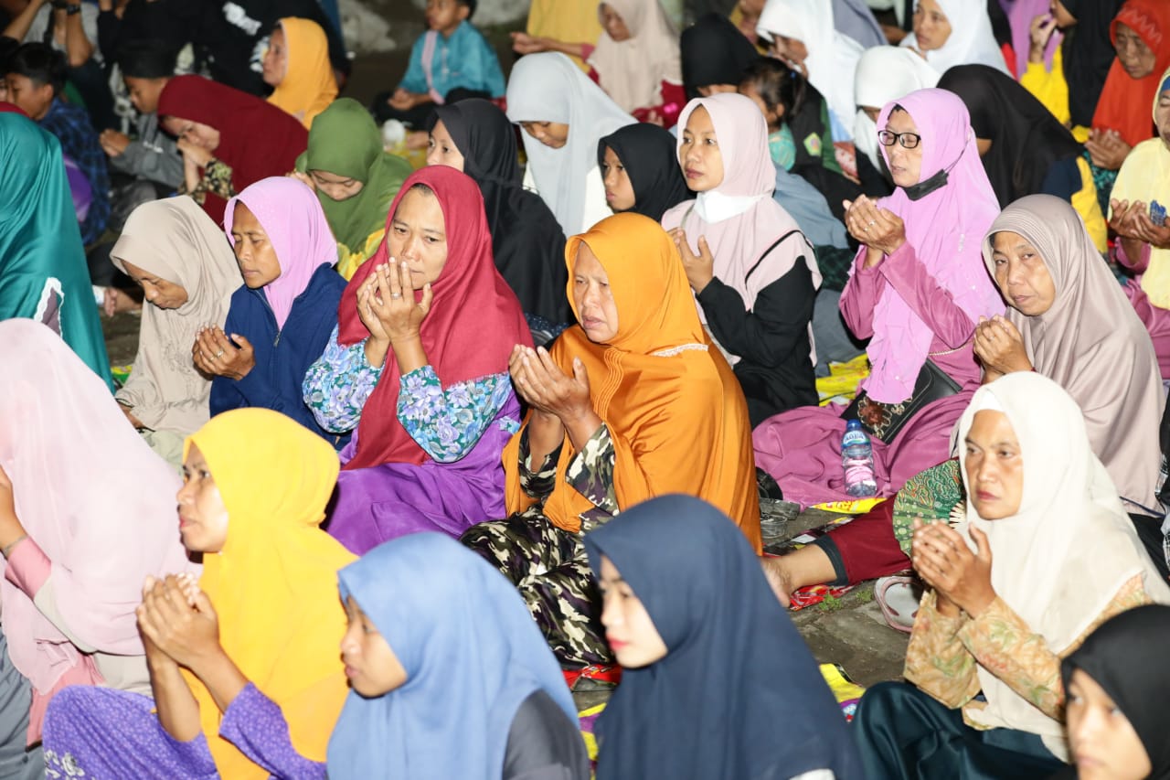 Komunitas Kyai Muda Jawa Timur menggelar doa bersama untuk negeri, dzikir dan gema sholawat di Desa Banjarsari, Kecamatan Ngronggot, Kabupat