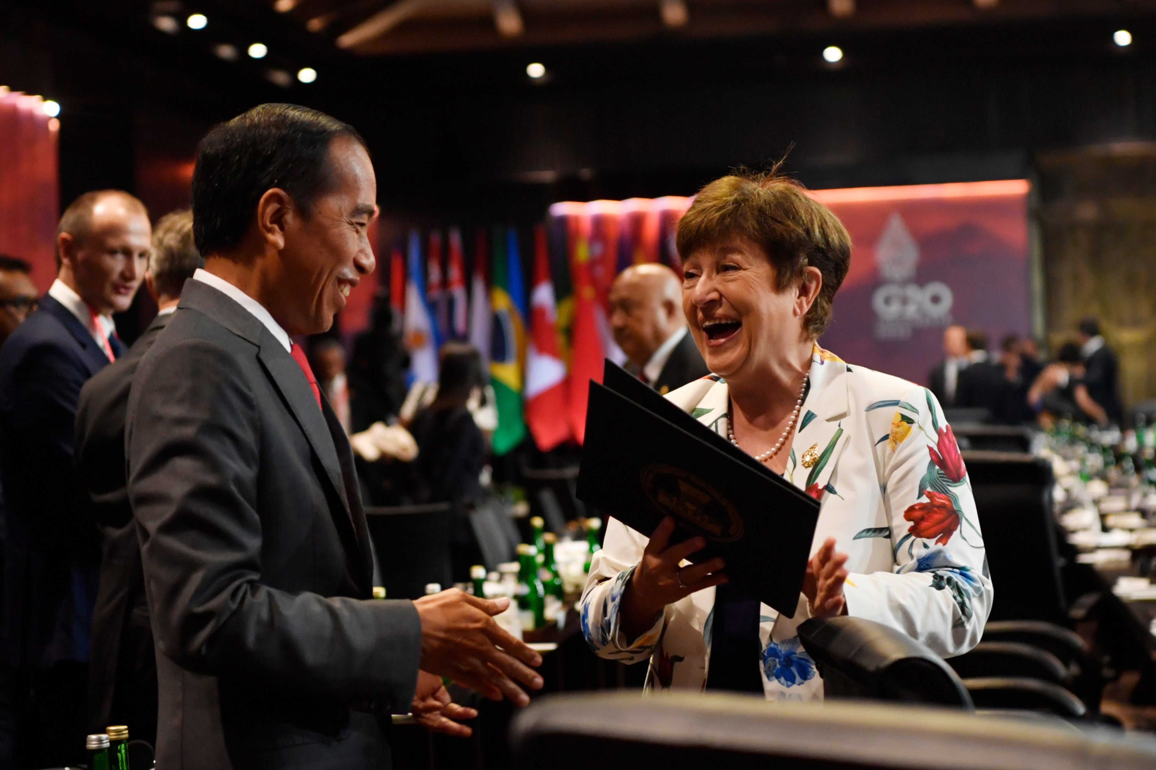 Presiden Joko WIdodo (kiri) berbincang dengan Managing Director IMF Kristalina Georgieva (kanan) usai menutup  KTT G20 Indonesia 2022.