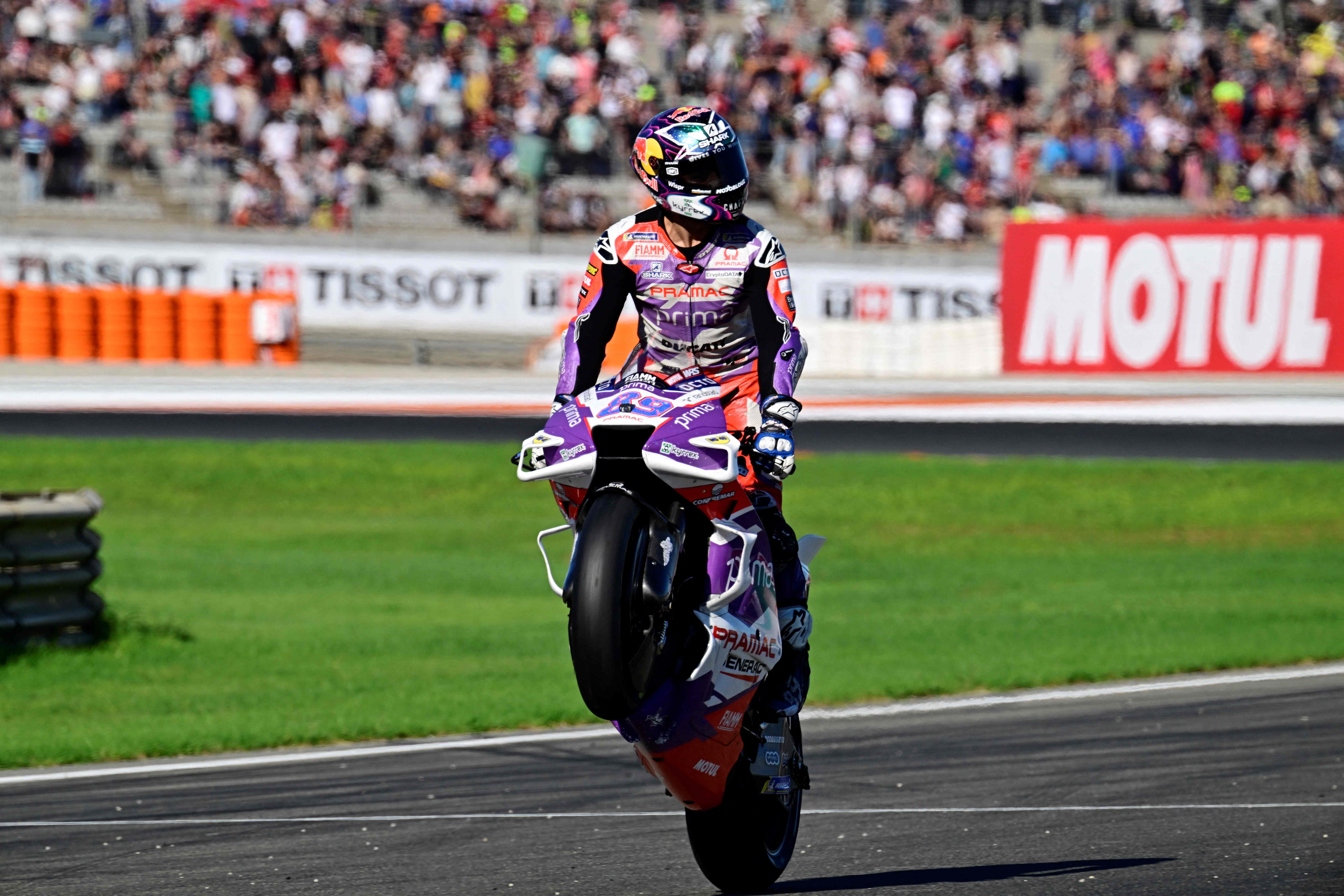 Pembalap Ducati Jorge Martin merebut pole position dalam seri penutup MotoGP musim ini di Valencia, Spanyol, Sabtu (5/11).