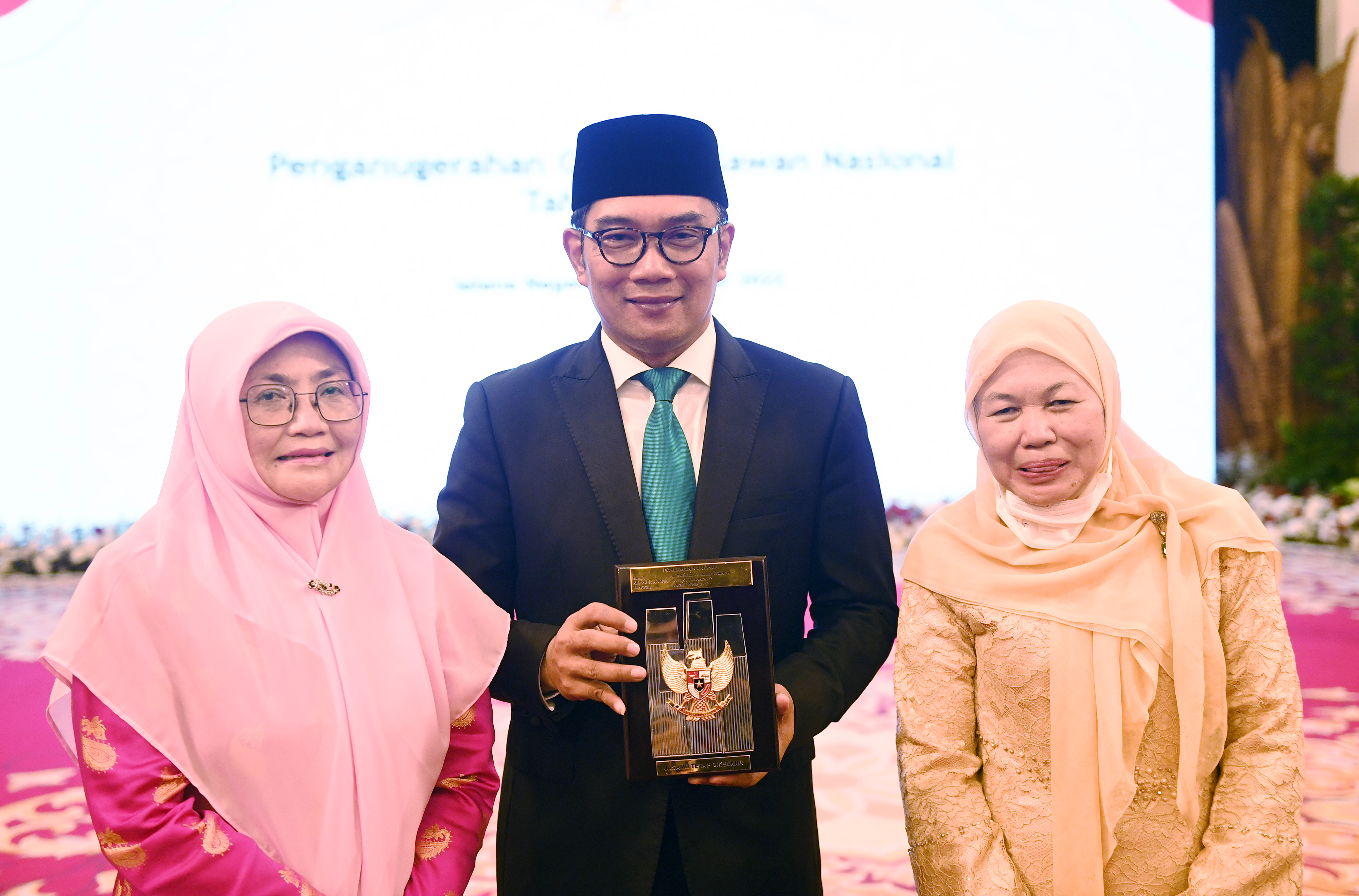 Gubernur Jawa Barat Ridwan Kamil (tengah) salah satu tokoh politik asal Jawa Barat yang memiliki kans untuk menjadi capres atau cawapres