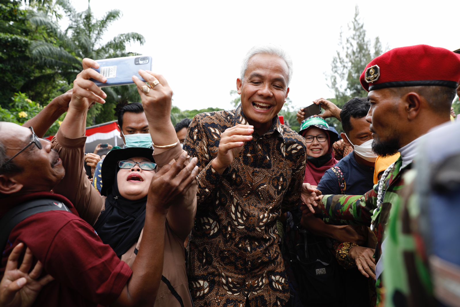 Gubernur Jateng Ganjar Pranowo dimintai foto bersama oleh peserta muktamar Muhammadiyah dan Aisyiyah ke-48, di Solo.
