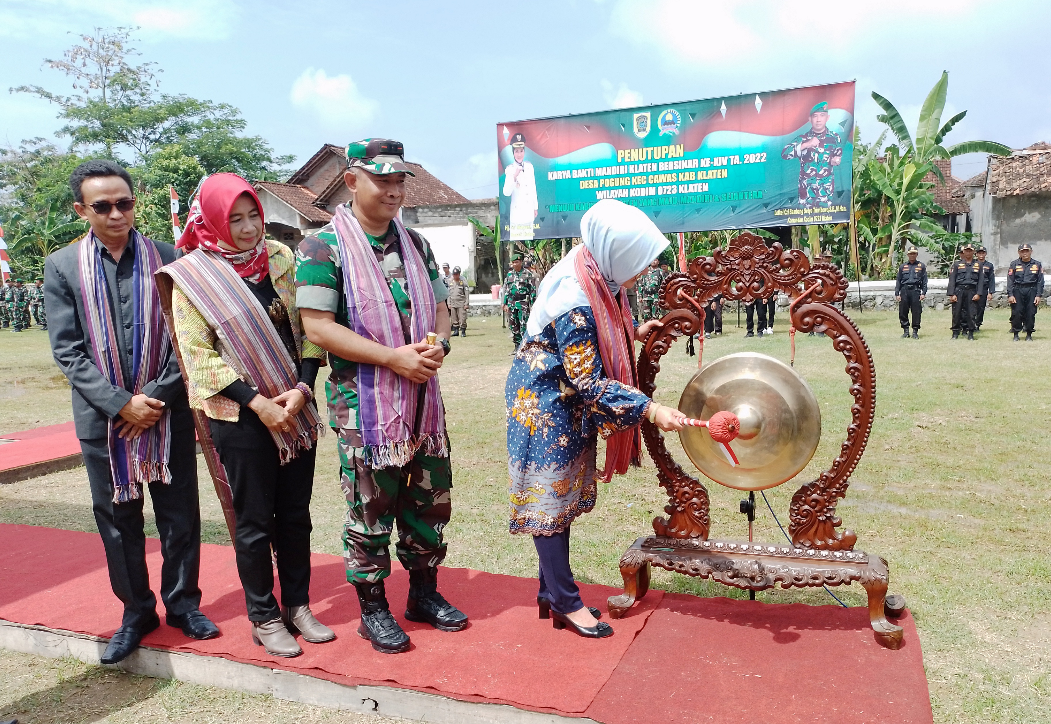 Bupati Klaten, Jawa Tengah, Sri Mulyani menutup N Karya Bakti Mandiri Klaten Bersinar (KBMKB) XIV di Desa Pogung, Kecamatan Cawas