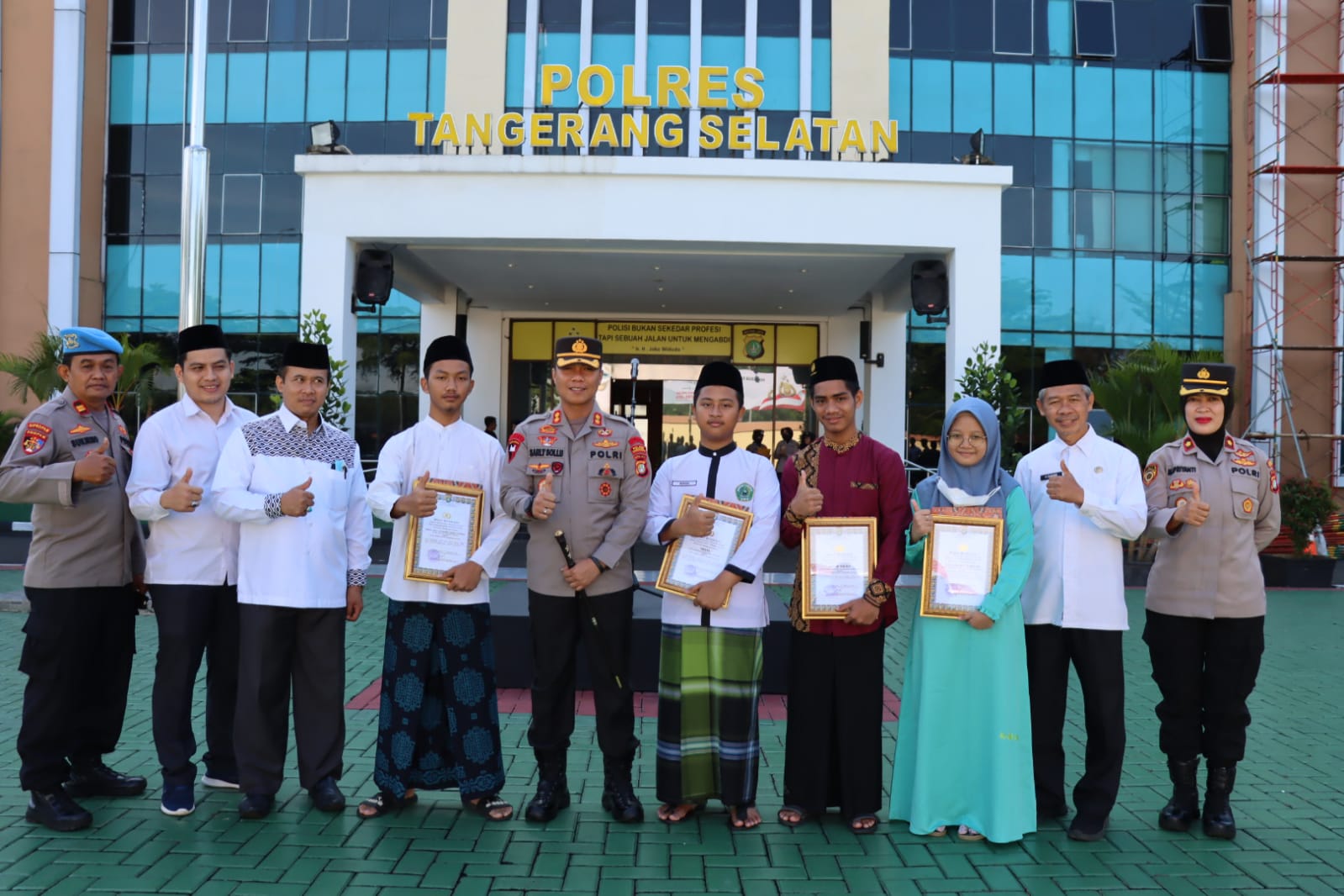 Penghargaan untuk santri berprestasi oleh Polres Tangsel