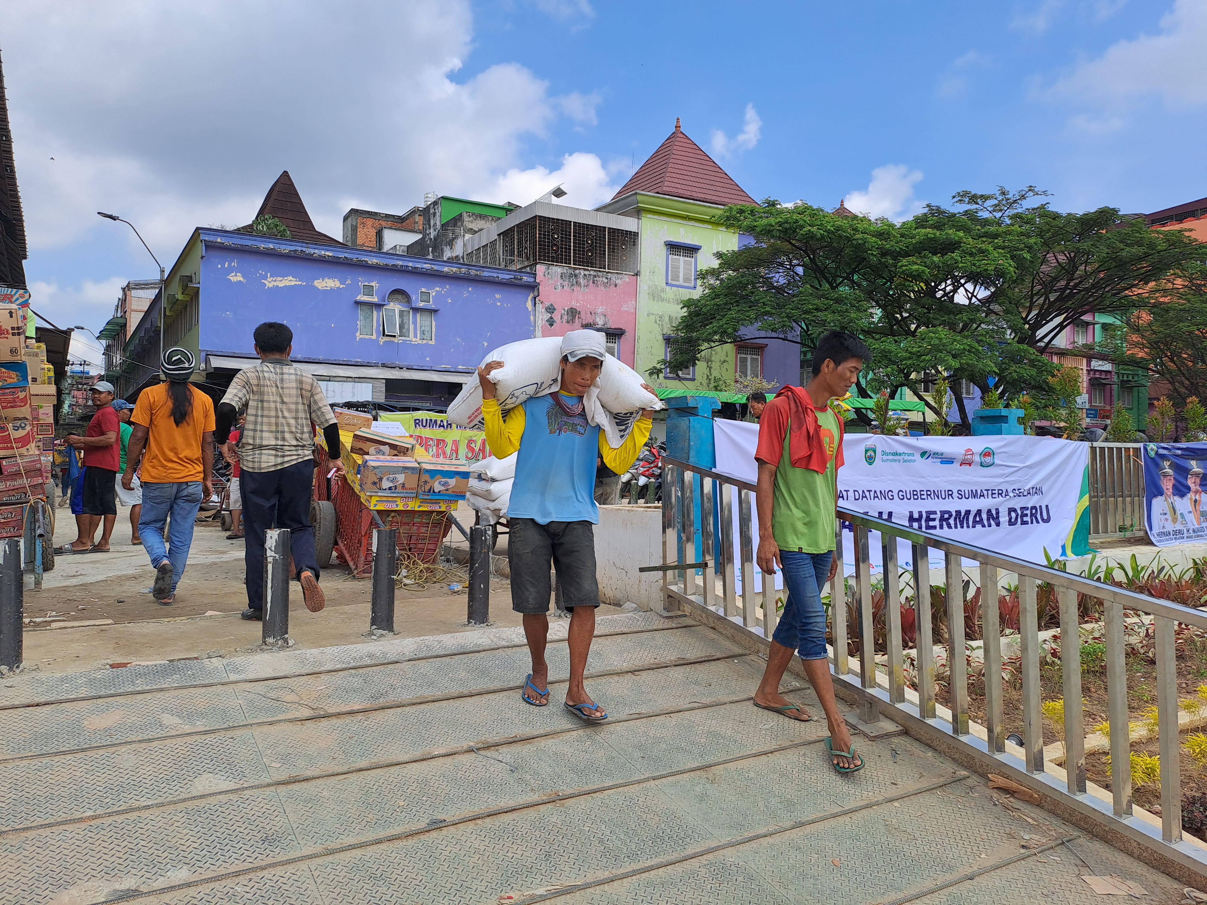 Pekerja informal kuli angkut di Pasar 16 Ilir Kota Palembang, Sumatra Selatan kini sudah menjadi peserta BPJS Ketenagakerjaan.