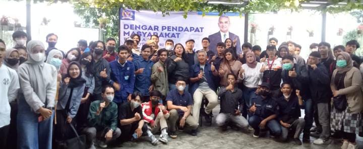 Anggota DPR RI Muhammad Farhan bersama pemuda di Kota Bandung