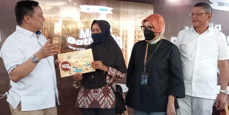 Dirut PNM Arief Mulyadi (kiri), Direktur Perencanaan Strategis & Keuangan Ninis Kesuma (tiga dari kiri), Direktur Bisnis Tjatur H Priyono.