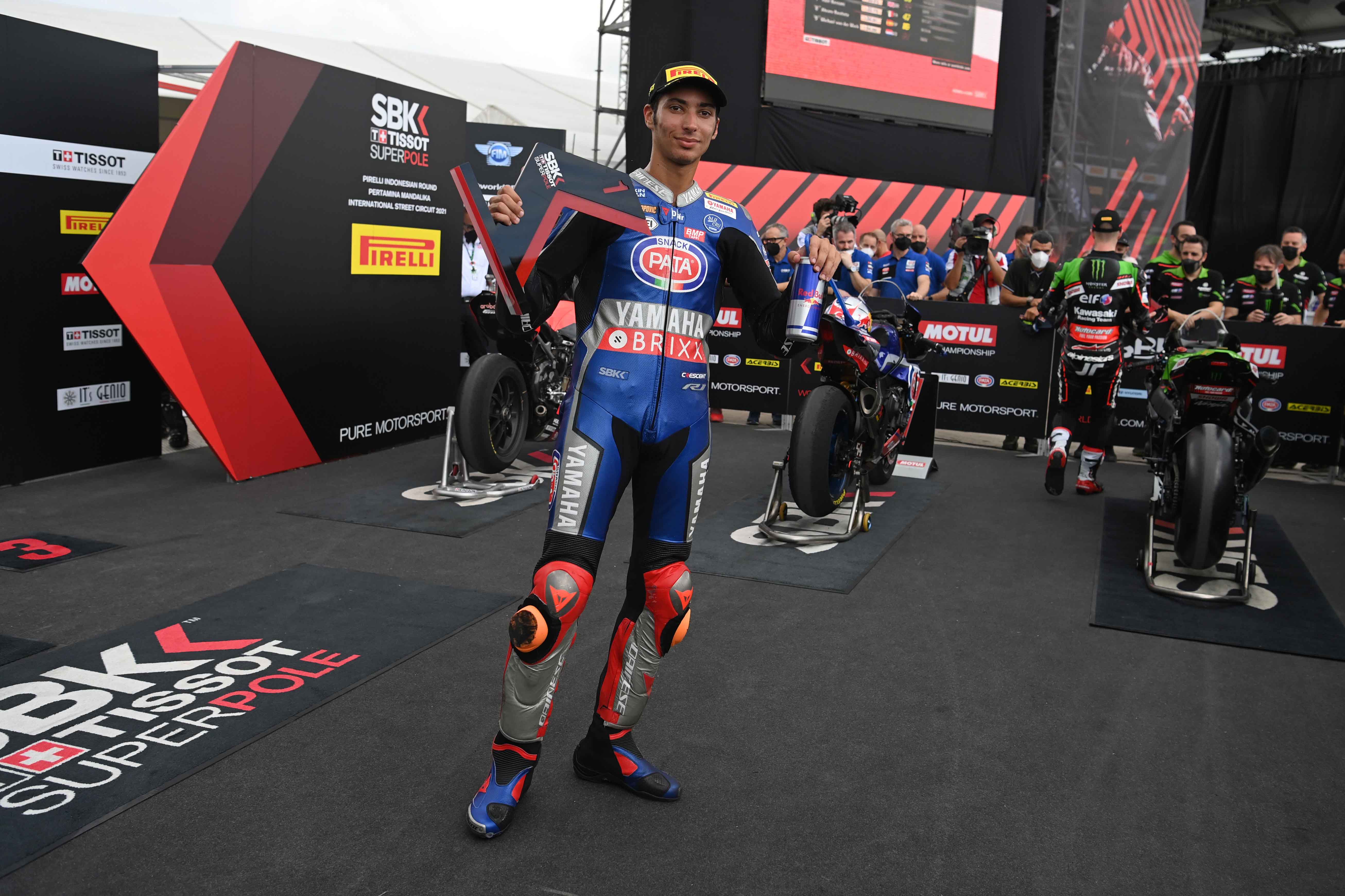 Pembalap Pata Yamaha With Brixx WorldSBK Toprak Razgatlioglu berpose usai meraih peringkat pertama SBK Tissot Superpole di Sirkuit Mandalika