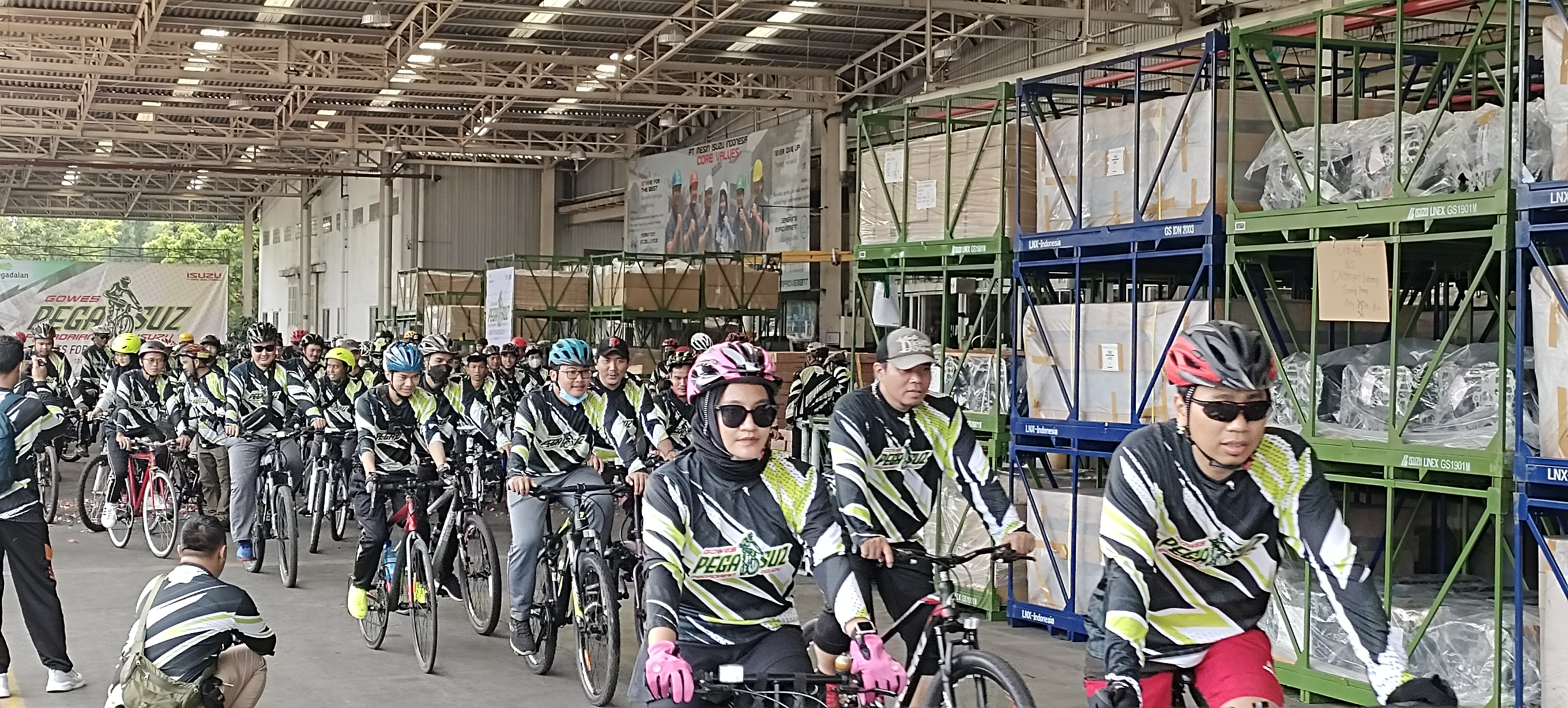 Gowes bersama Pegadaian dan Isuzu Indonesia