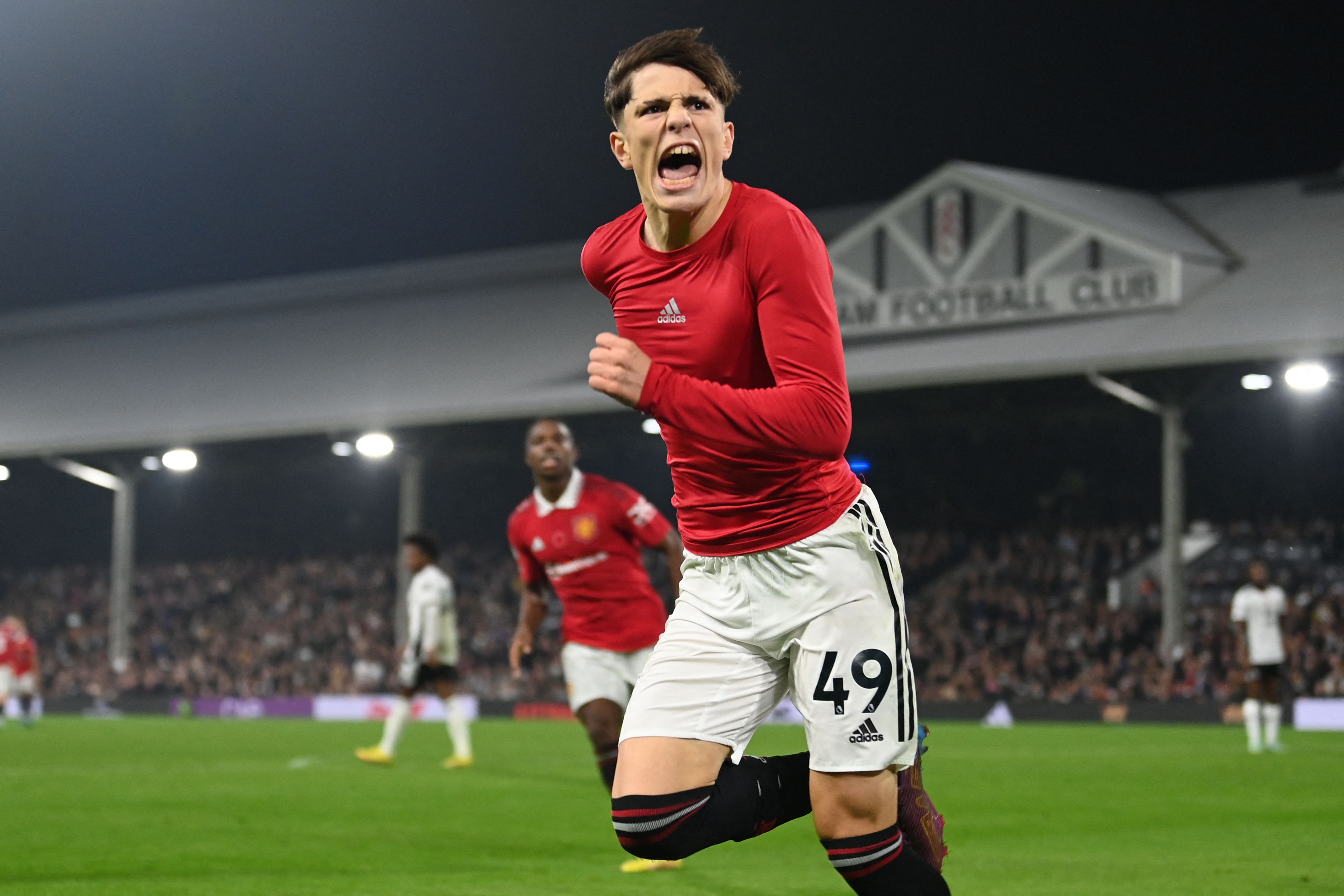 Gelandang Manchester United Alejandro Garnacho melakukan selebrasi usai menjebol gawang Fulham di laga Liga Primer Inggris.