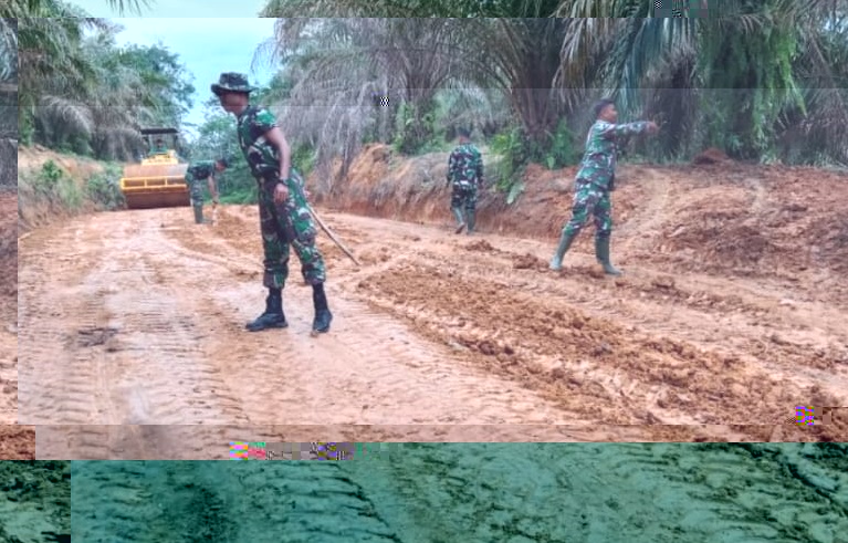 Tentara membangun jalan untuk membuka keterisolasian warga di Kabupaten Batanghari, Jambi. 