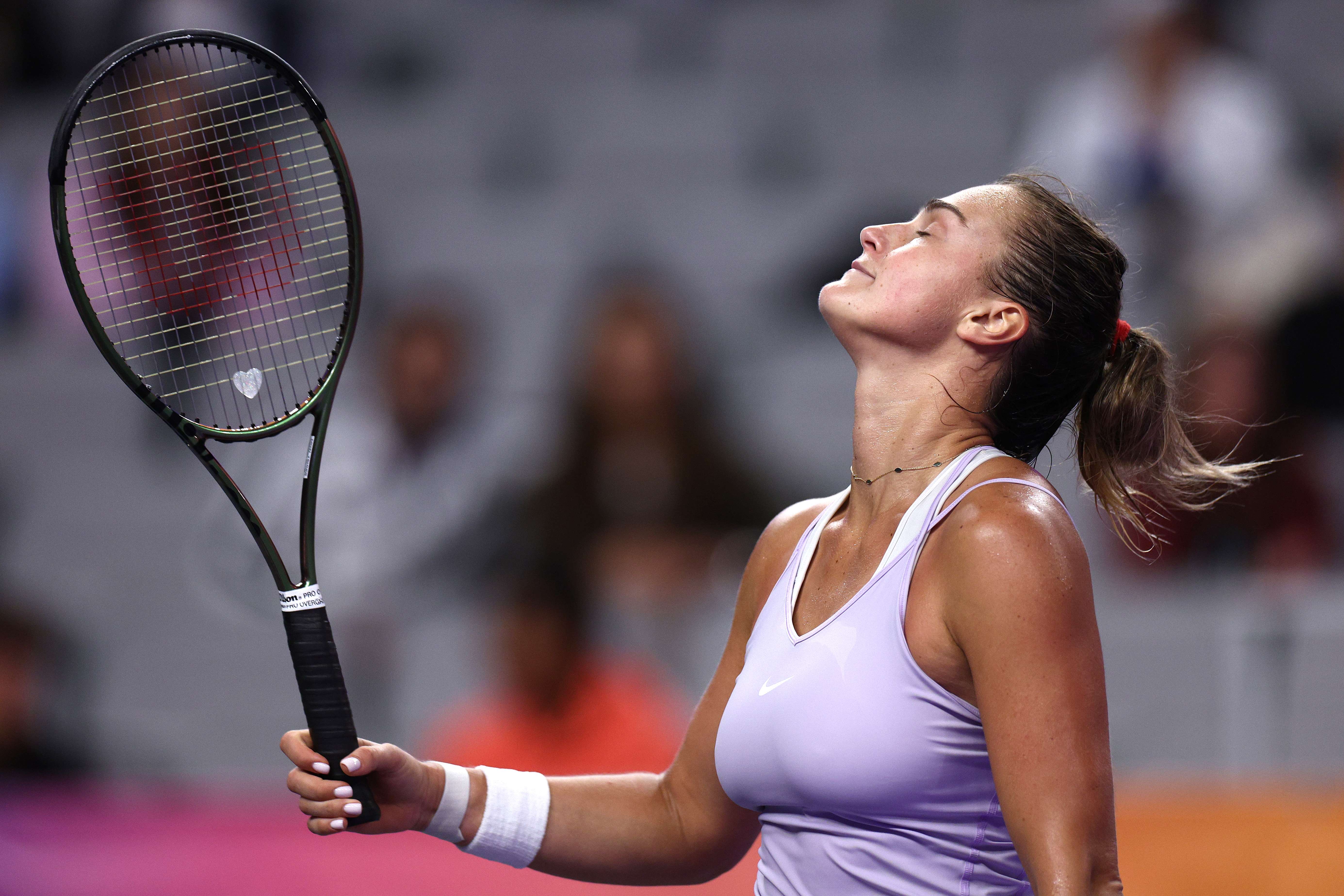 Petenis Belarus Aryna Sabalenka mengungkapkan kebahagiaan setelah menumbangkan petenis AS Jessica Pegula di laga WTA Finals 2022.