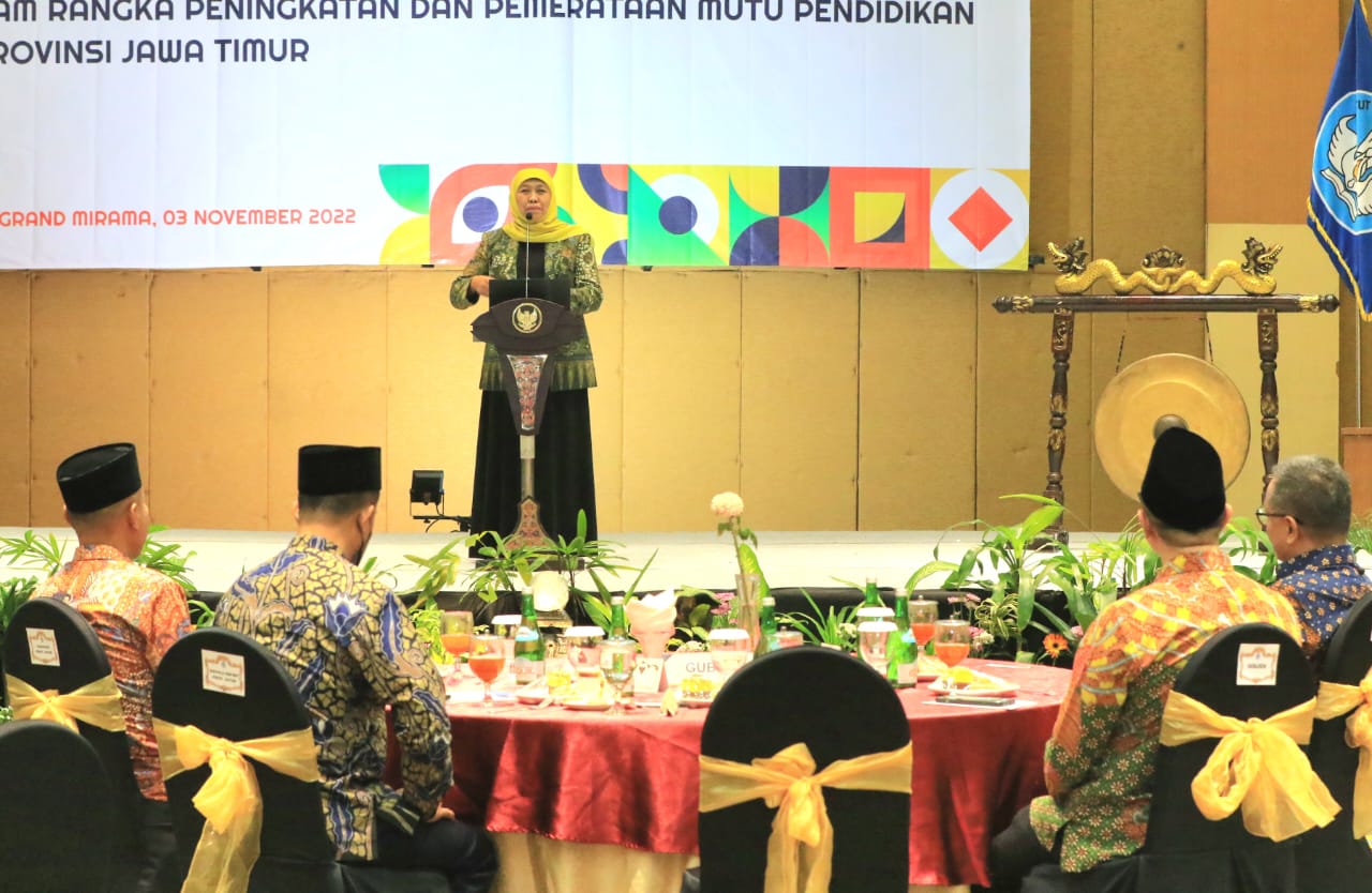 Gubernur Jatim Khofifah Indar Parawansa pada peluncuran Gerakan Akselerasi Implementasi Kurikulum Merdeka di Surabaya, Kamis (3/11).