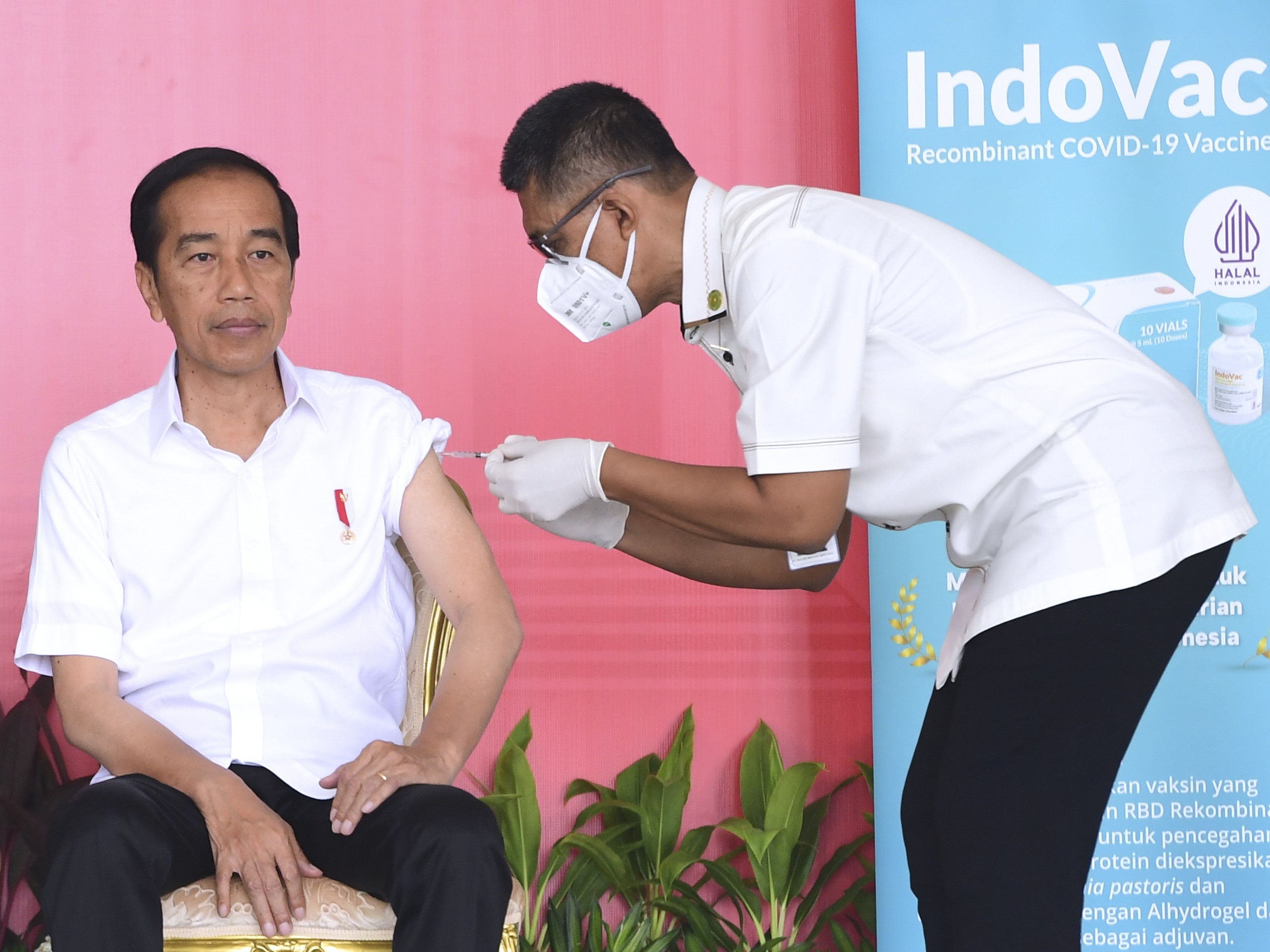 Presiden Joko Widodo menerima suntikan vaksin covid-19 IndoVac dosis booster kedua di halaman Istana Kepresidenan Bogor, Jawa Barat.
