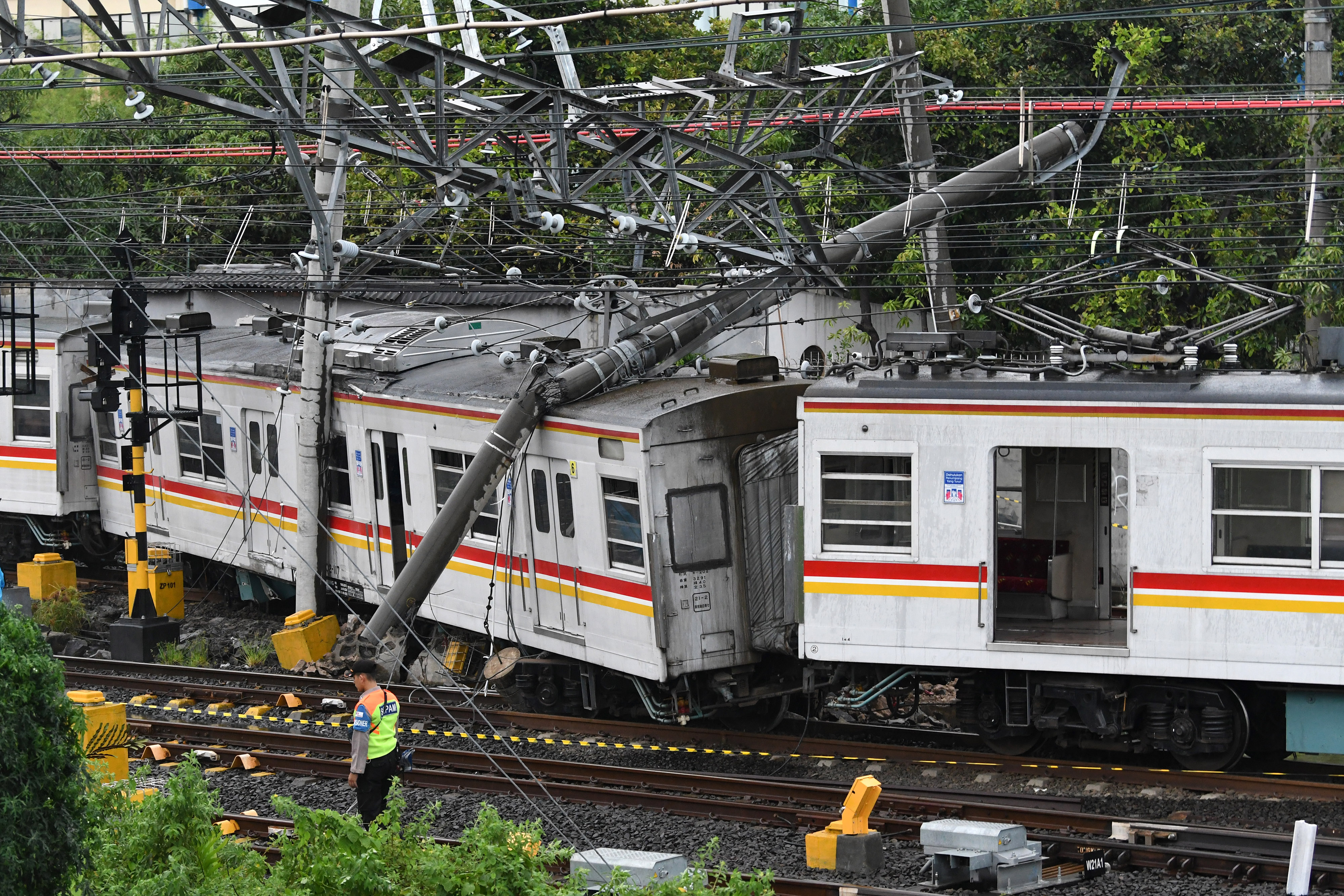 KRL Commuterline KA 5144C yang anjlok dan tertimpa tiang pantograf di perlintasan Stasiun Kampung Bandan, Jakarta Utara, Sabtu (26/11).