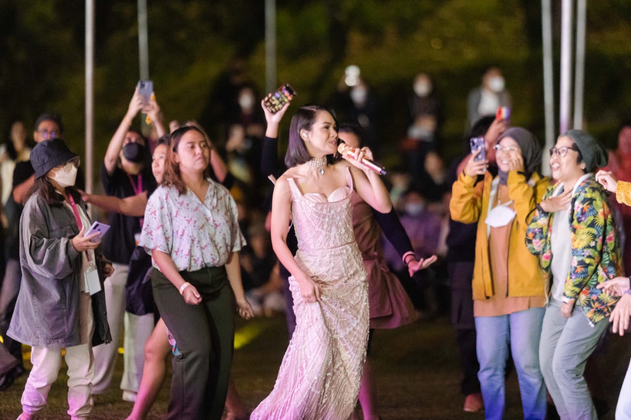Andien, menghangatkan hari pertama GAIA Music Festival 2022, Jazz In The Valley, yang berlangsung di Amphitheater The Gaia Hotel Bandung.