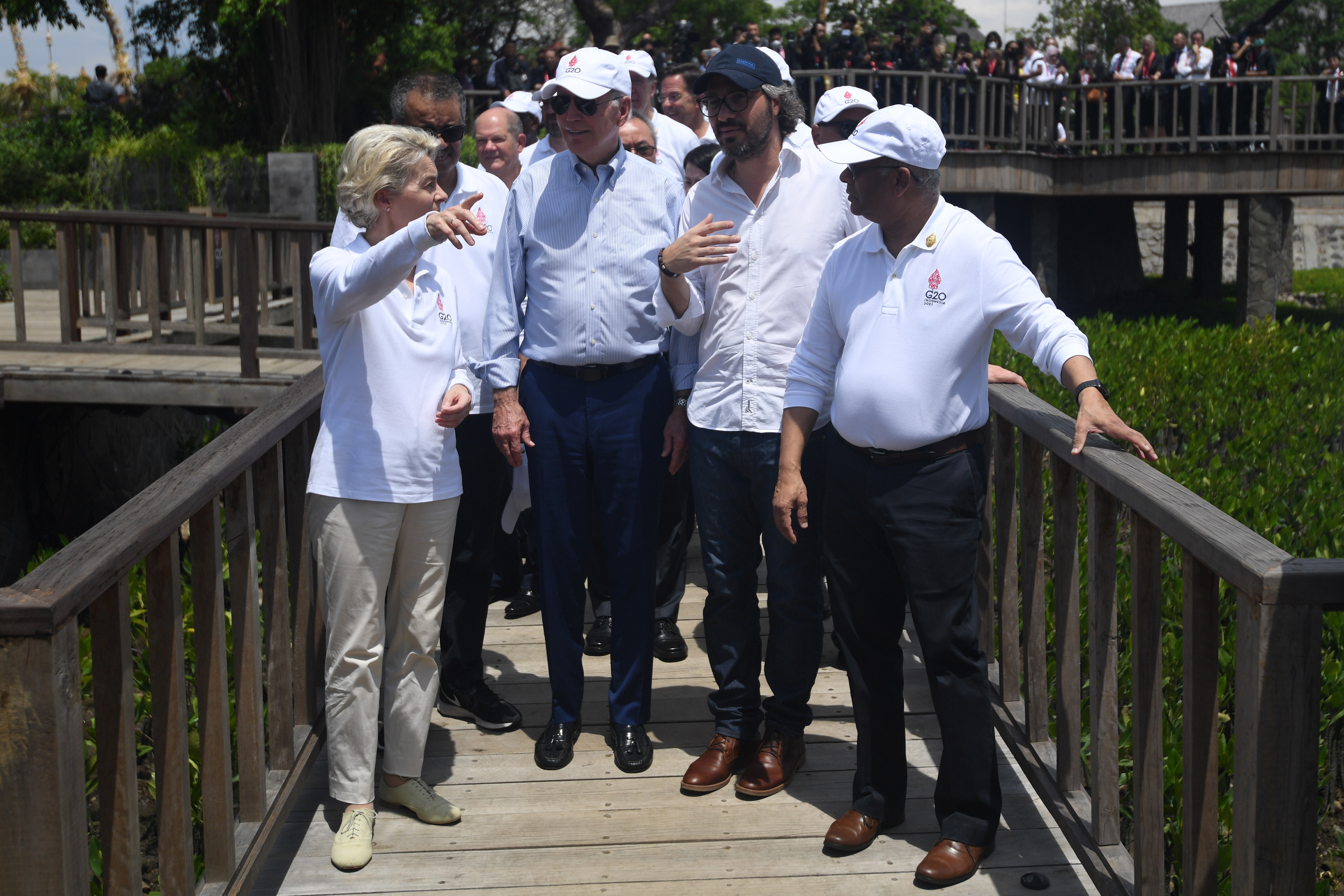 Para pemimpin negara G20 saat meninjau hutan mangrove yaitu rangkaian kegiatan KTT G20 di Tahura Ngurah Rai, Denpasar, Bali, Rabu (16/11).