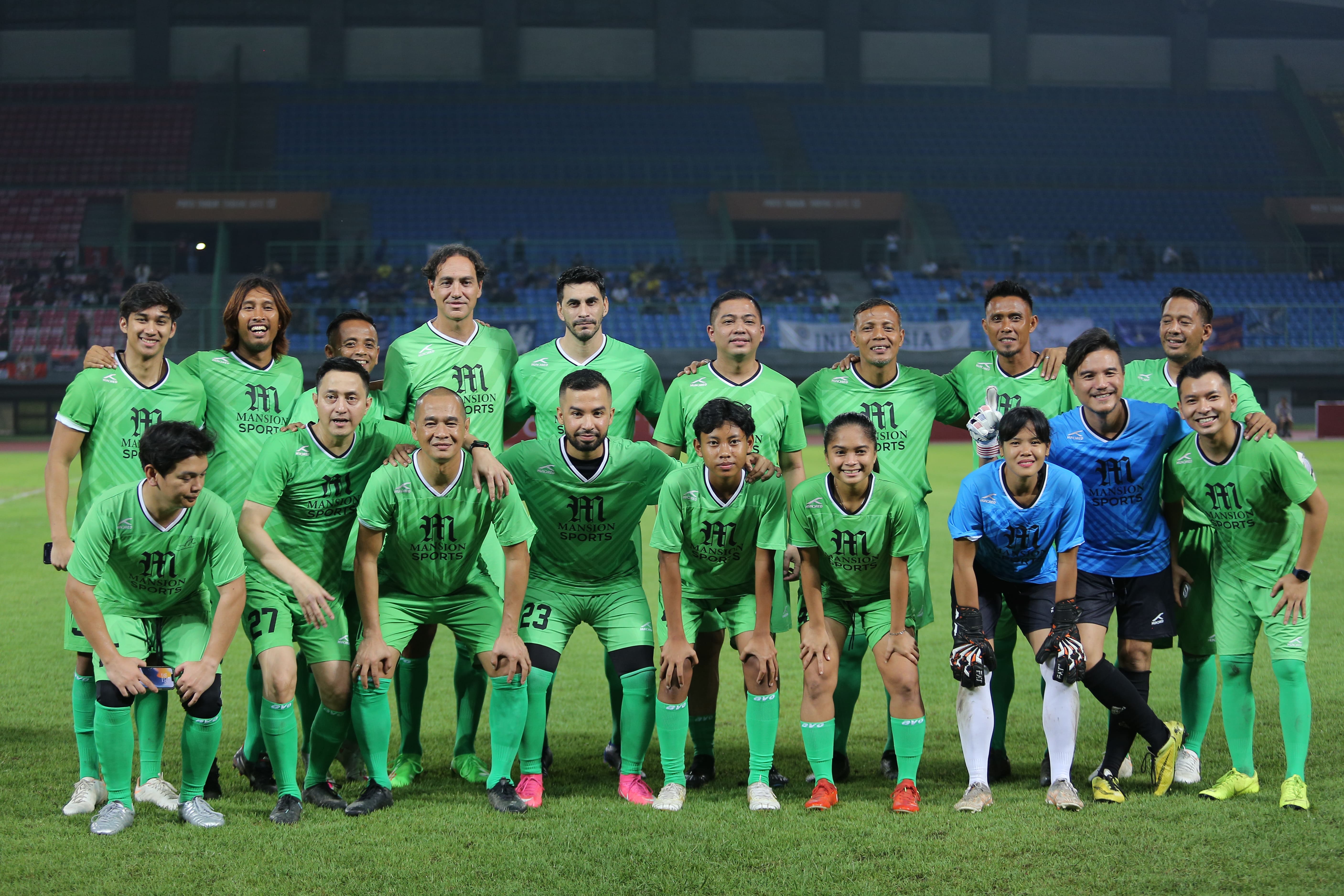 John Terry dan Alessandro Nesta diantara para fans. 