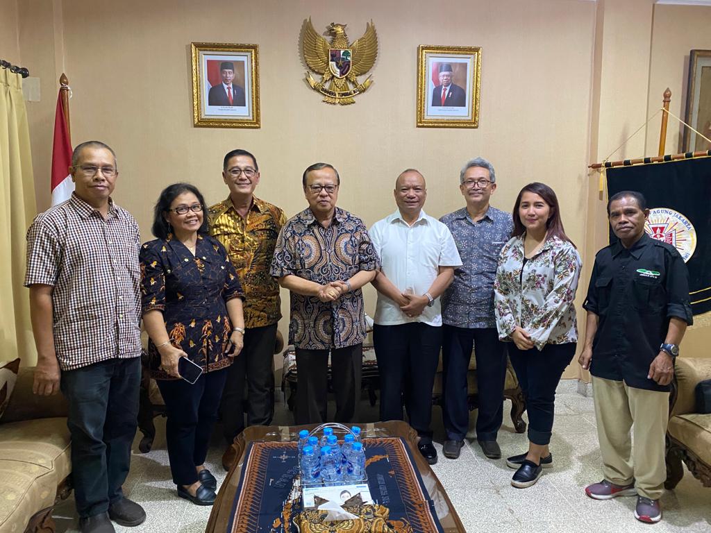 Perwakilan Delegasi Paguyuban Wartawan Katolik Indonesia (PWKI) berpamitan dengan Uskup Agung Jakarta, Ignatius Kardinal Suharyo.