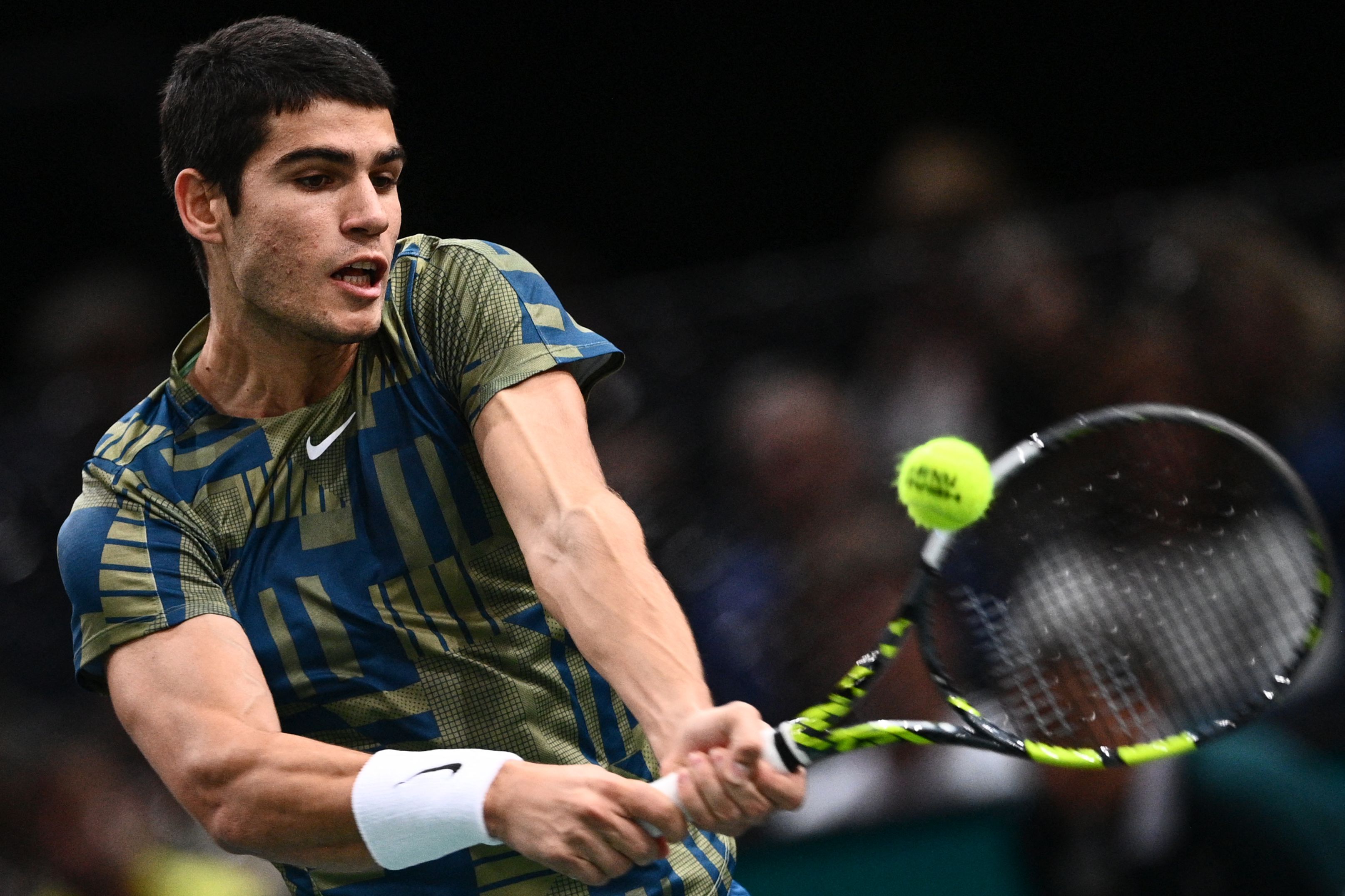 Aksi petenis muda Spanyol Carlos Alcaraz Garfia saat melakukan pukulan backhand.