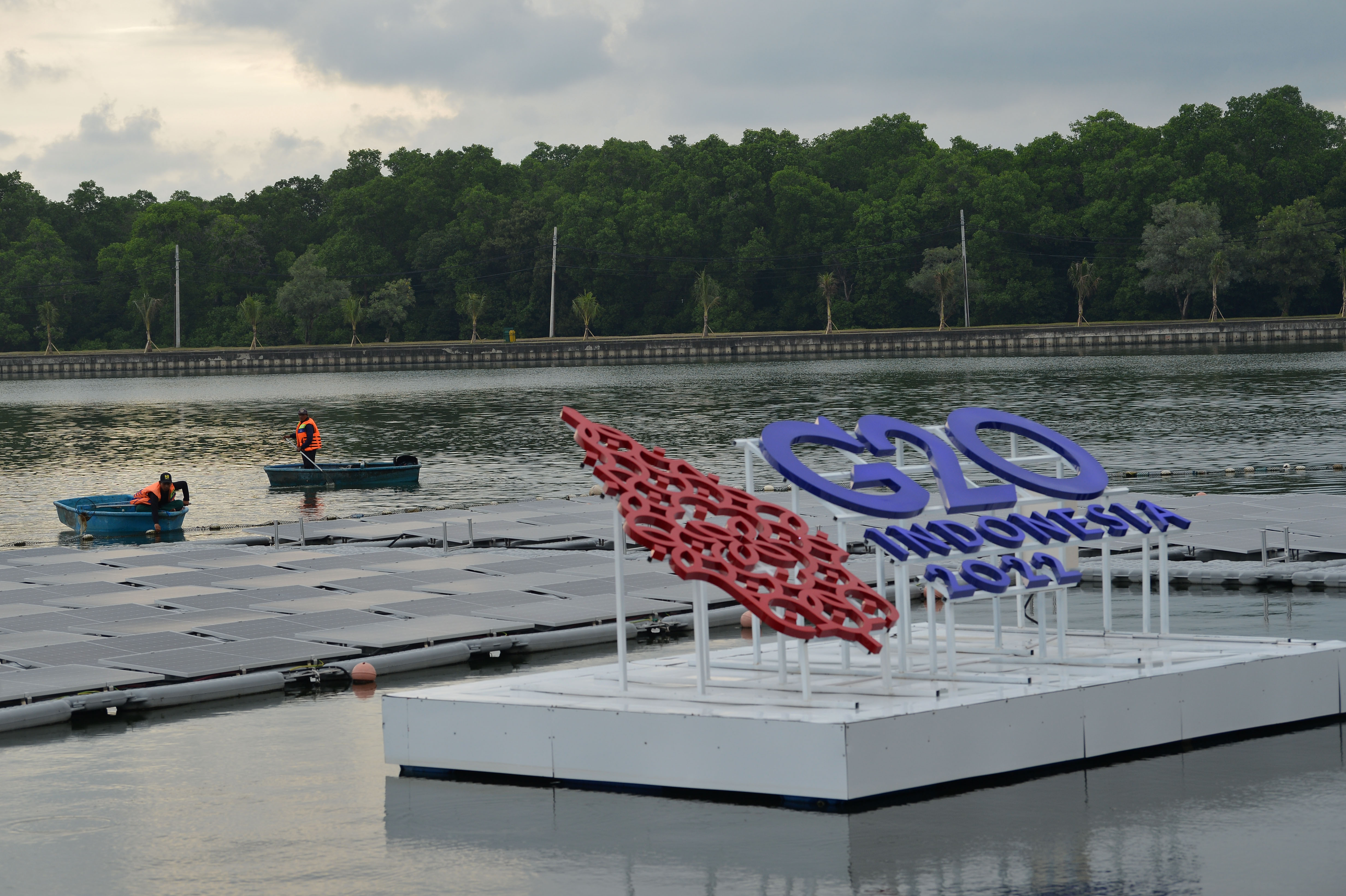 Petugas melakukan perawatan sistem usai peresmian Pembangkit Listrik Tenaga Surya (PLTS) Terapung Waduk Muara Nusa Dua di Kabupaten Badung.