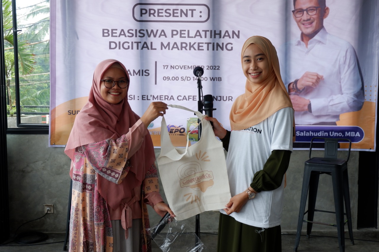  Ketua Sandination Cianjur, Osy Meidy (kiri) memaparkan pentingnya digital marketing dalam era kekinian.
