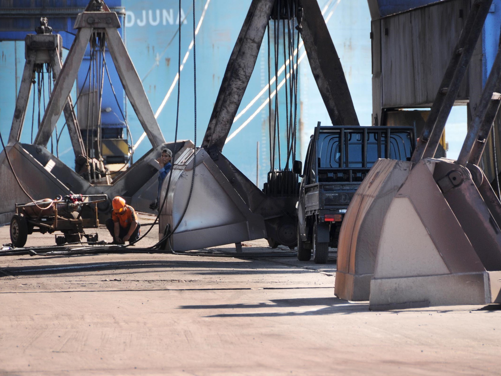 Seorang pekerja membenahi alat berat di Pelabuhan PT. Krakatau Bandar Samudera atau Port of Cigading, di Cilegon, Banten.