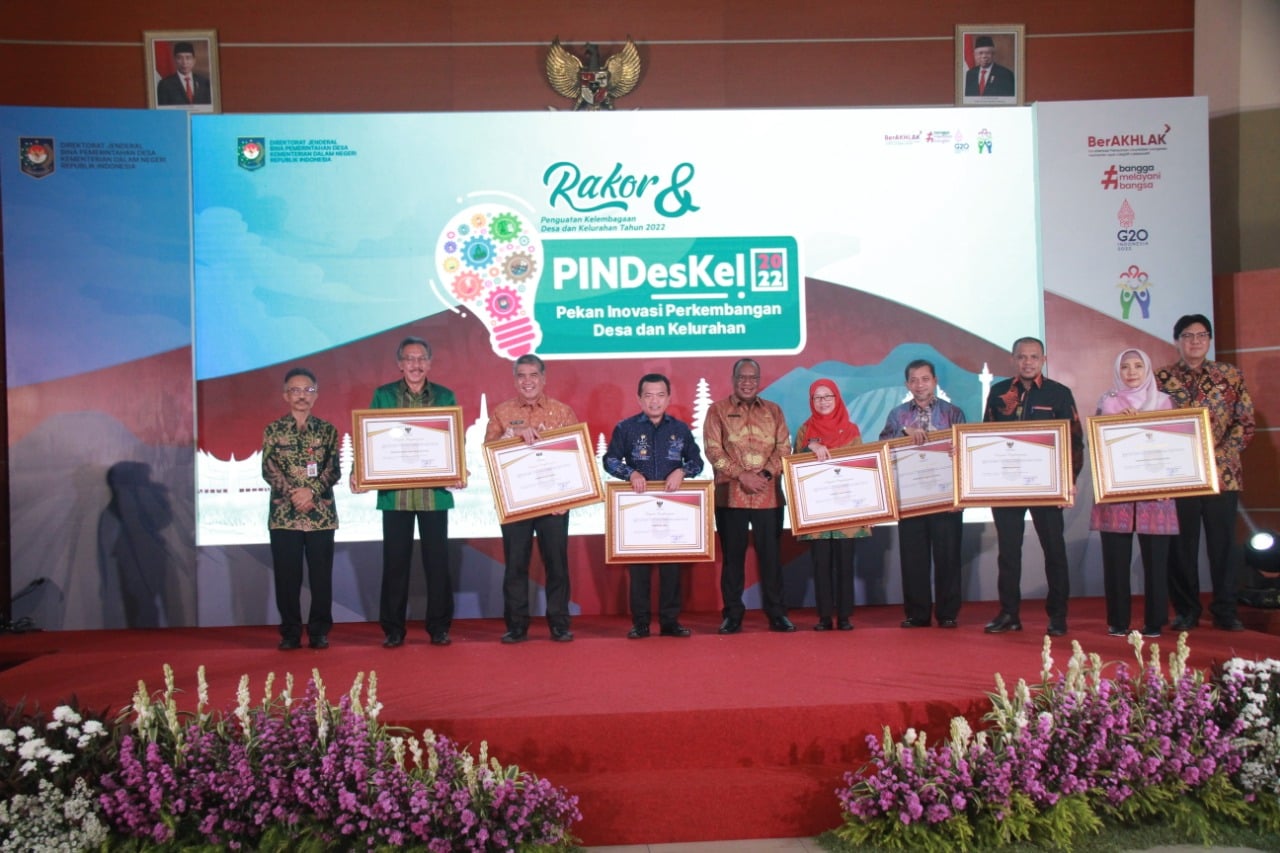 Wakil Dalam Negeri, John Wempi Wetipo bersama tujuh perwakilan provinsi pemenang Upakarya Wanua Nugraha