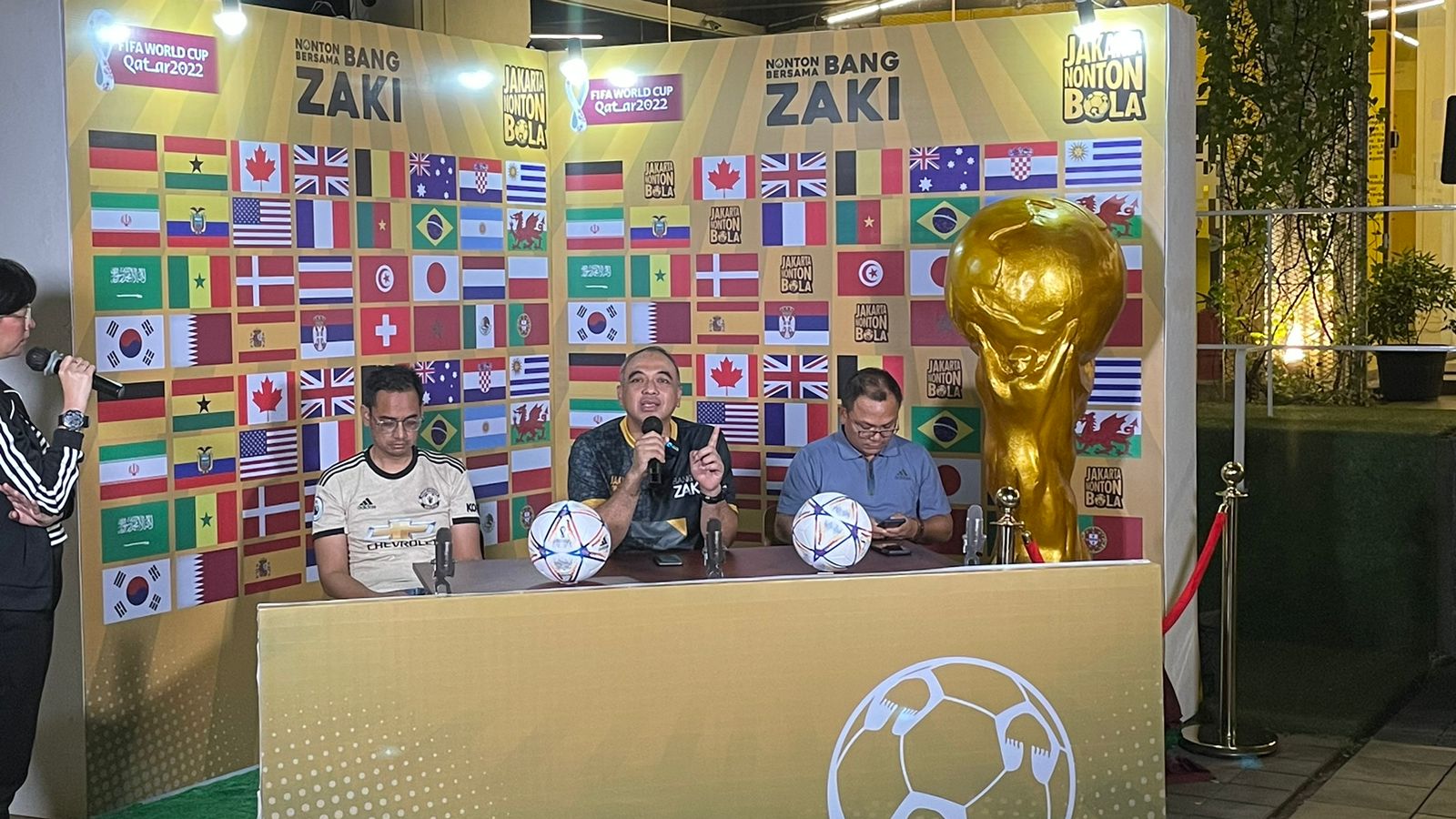 Ketua DPD Golkar DKI Ahmed Zaki Iskandar (tengah) dalam keteragan persnya di kantor DPD Golkar DKI Jakarta, Cikini, Jakpus, Senin (21/11/202