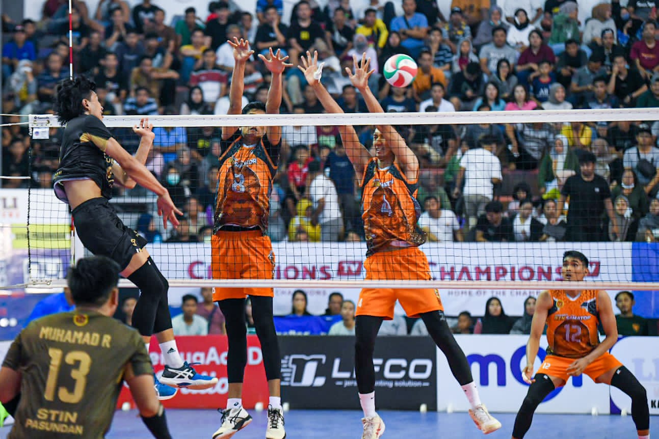 Pertandingan seru antara Tim Putra STIN Pasundan vs BIN Samator Surabaya di GOR Ki Mageti Magetan, Jawa Timur, Sabtu (5/11/2022)