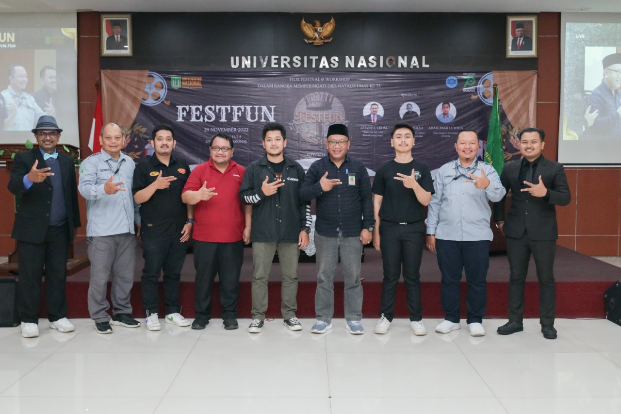 Para pemenang ajang Festival Film Pelajar dan Mahasiswa 2022 yang digelar Unas berfoto bersama.