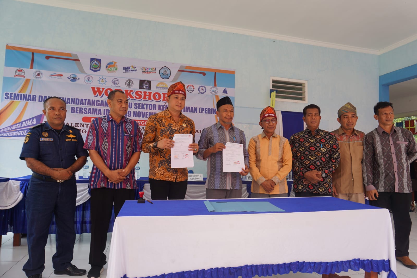 Ketua Umum IMCAA Hengki Wijaya (ketiga dari kiri) menunjukkan surat MoU dengan sejumlah SMK Perikanan dan Pelayaran di NTB, Sabtu (19/11)