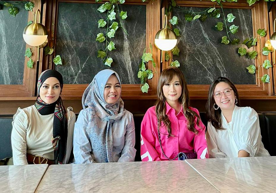 Founder Irresistible Bazaar & Irress Urban Bazaar, Marisa Tumbuan (paling kiri), bersama beberapa pelaku bisnis preloved branded items.