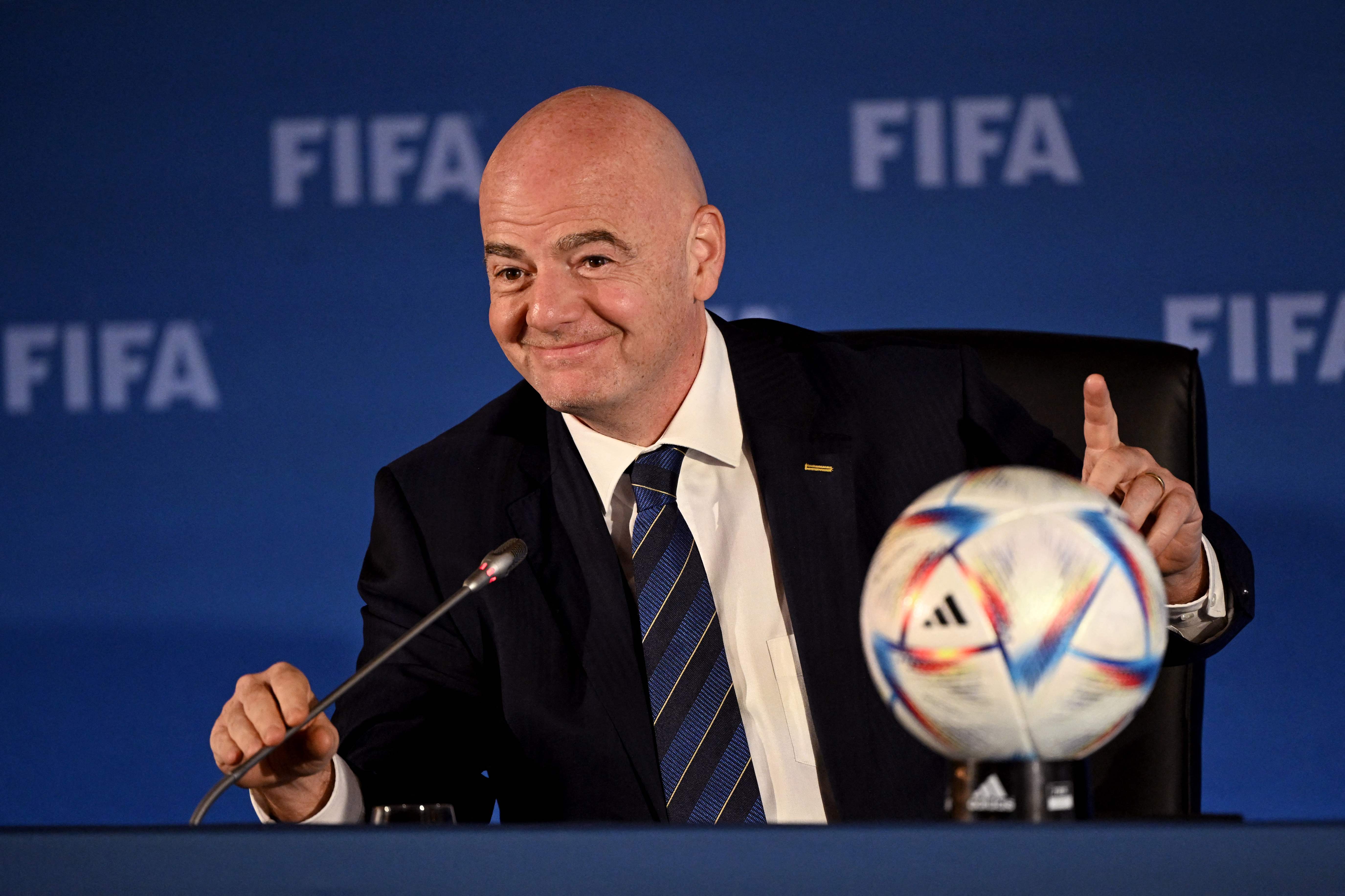 Presiden FIFA Gianni Infantino dengan bola resmi Piala Dunia 2022 Al Rihla saat mengikuti pertemuan di Auckland, 22 Oktober 2022.