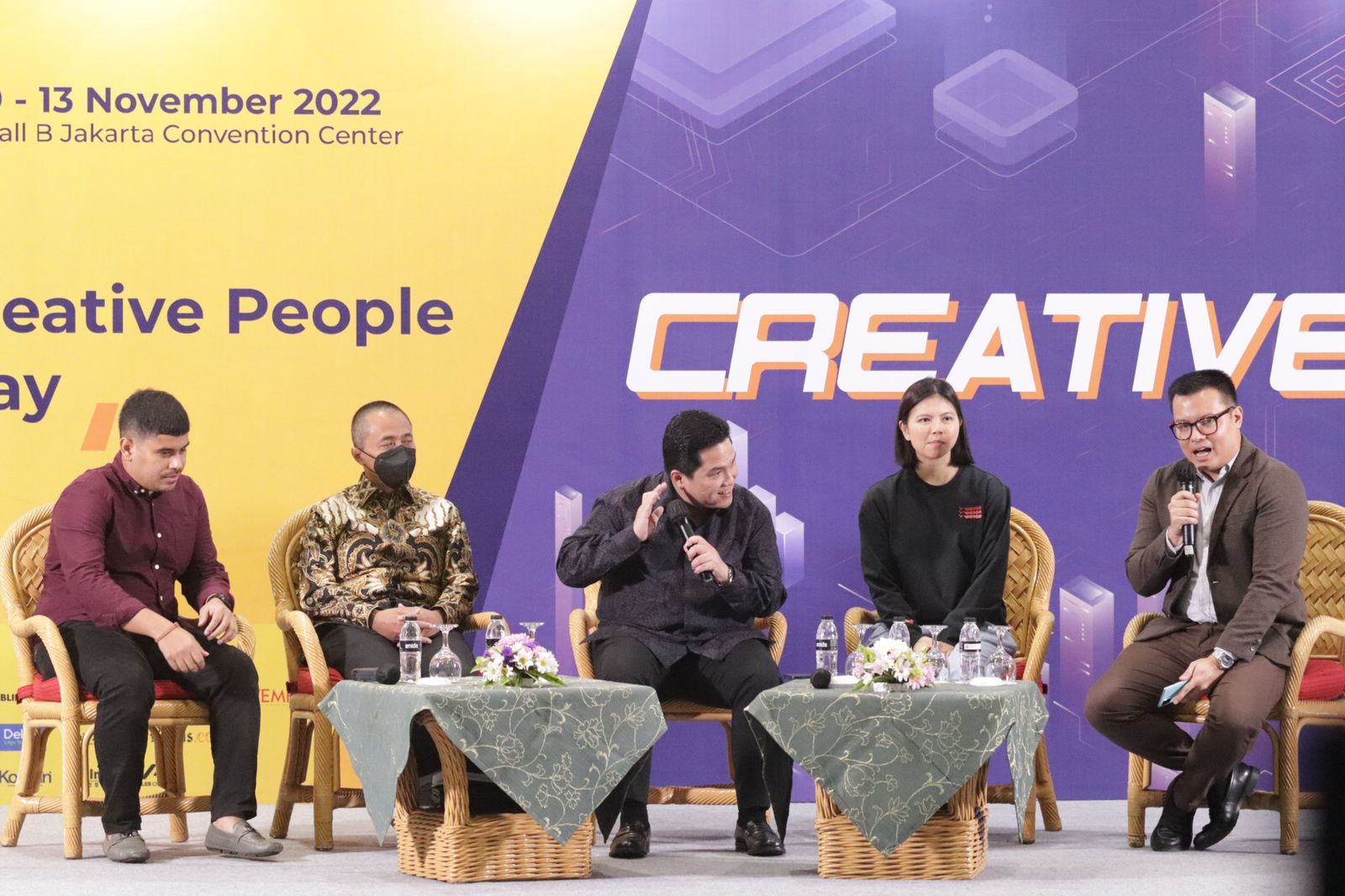 Menteri BUMN Erick Thohir (tengah)