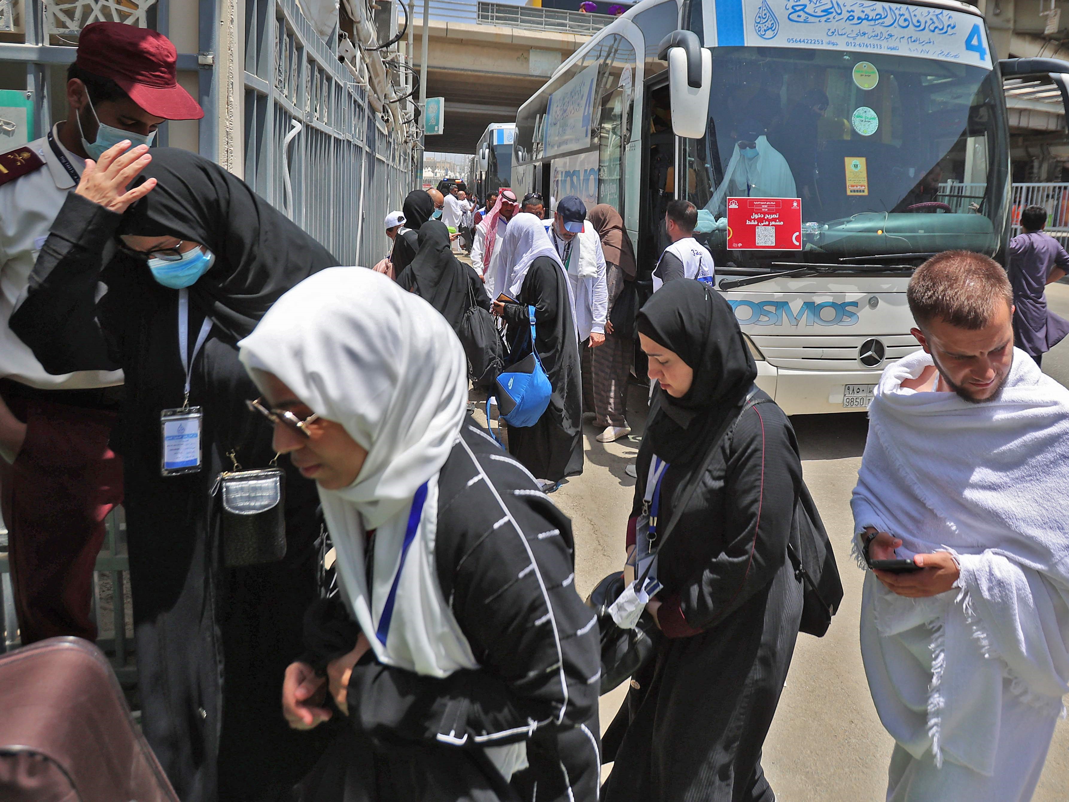 Peziarah wanita tiba di kamp mereka di Mina dekat kota suci Saudi Mekah pada 7 Juli 2022 selama ziarah haji tahunan.