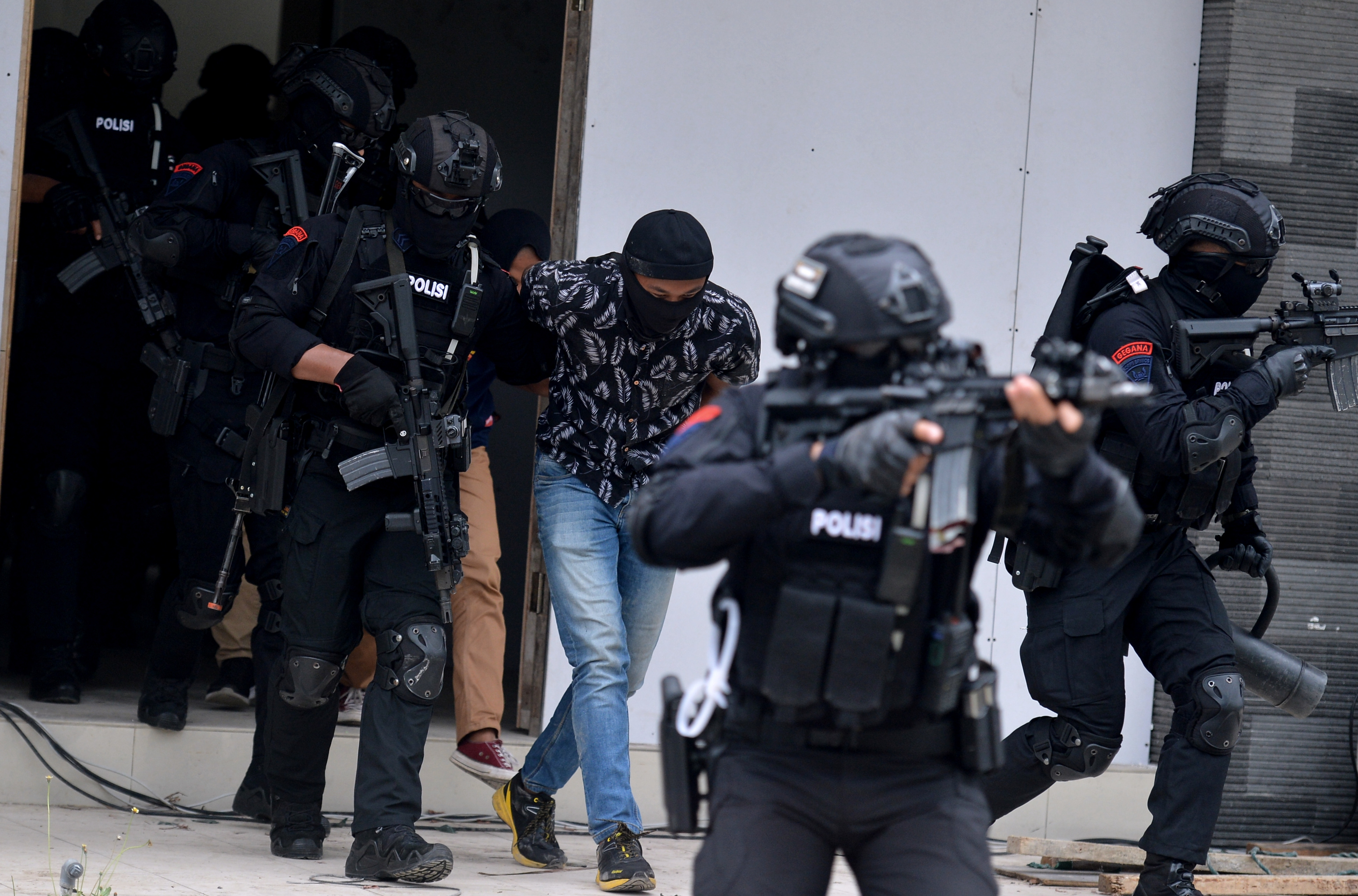 Polisi melakukan simulasi penanggulangan aksi terorisme.