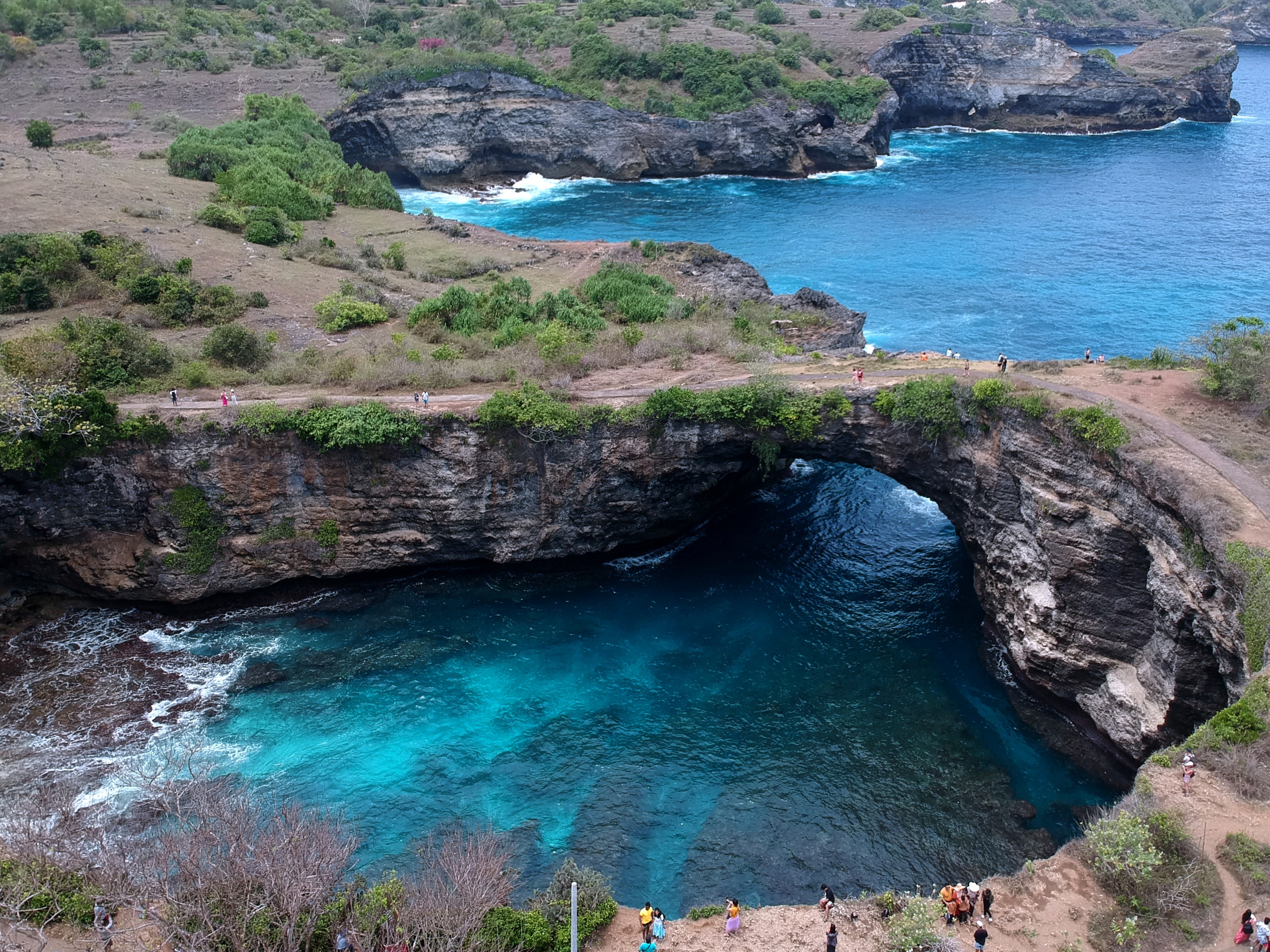 Foto udara wisatawan mengunjungi Broken Beach, Nusa Penida, Klungkung, Bali, Sabtu (17/9/2022).