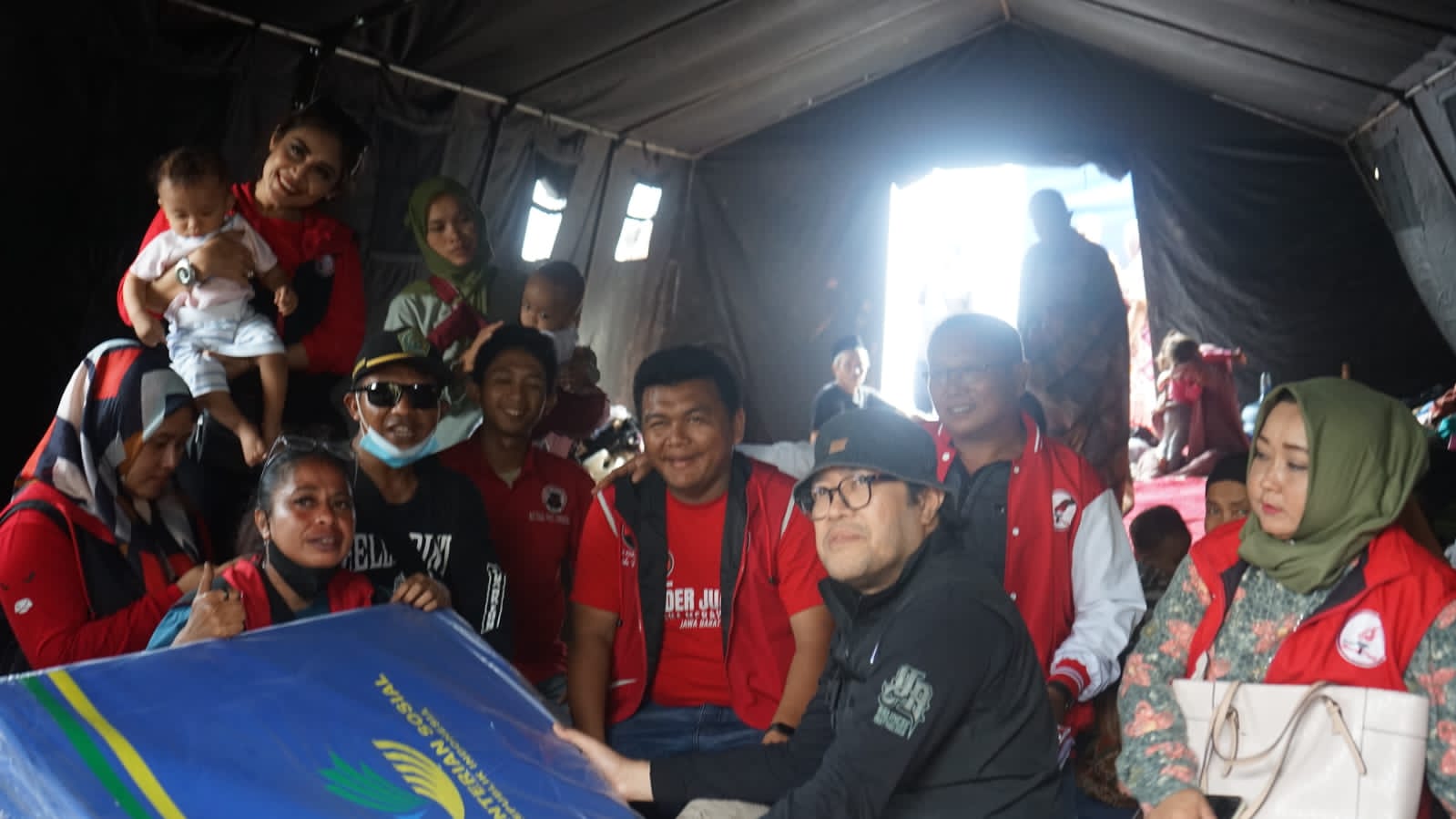 Ketua PDIP Jawa Barat Ono Surono dan sejumlah kader menyerahkan sumbangan untuk korban gempa di Cianjur. 