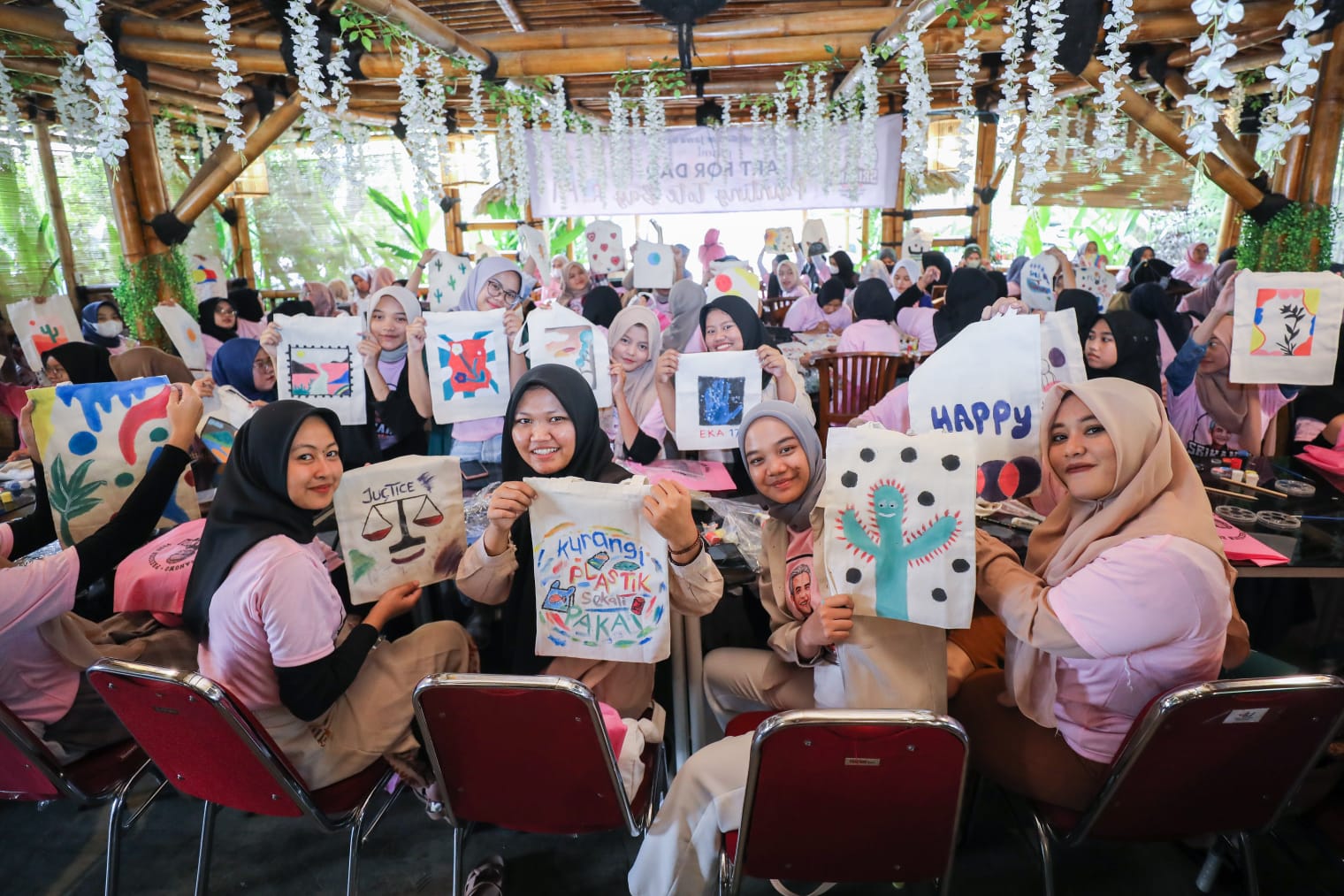 Ajang painting tote bag yang tujuannya agar kegiatan ini mampu meningkatkan kreatifitas perempuan di bidang seni melukis.